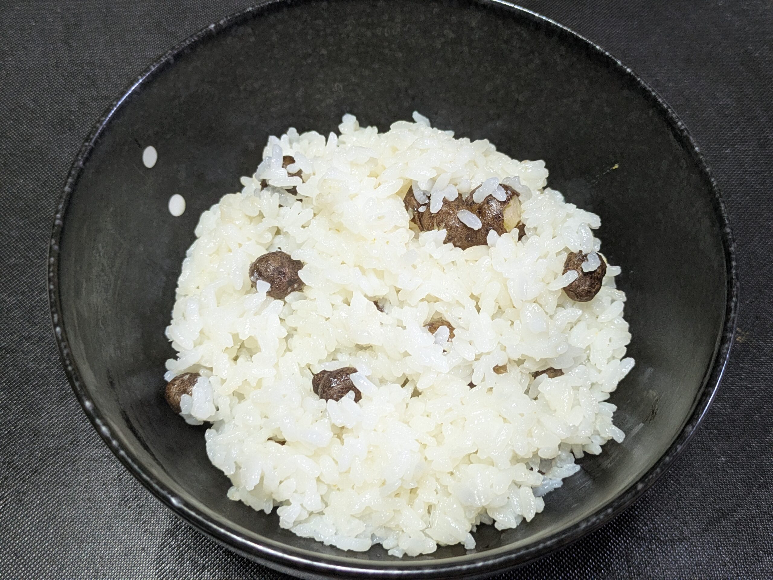 茶碗に盛り付けたシンプルなむかごご飯