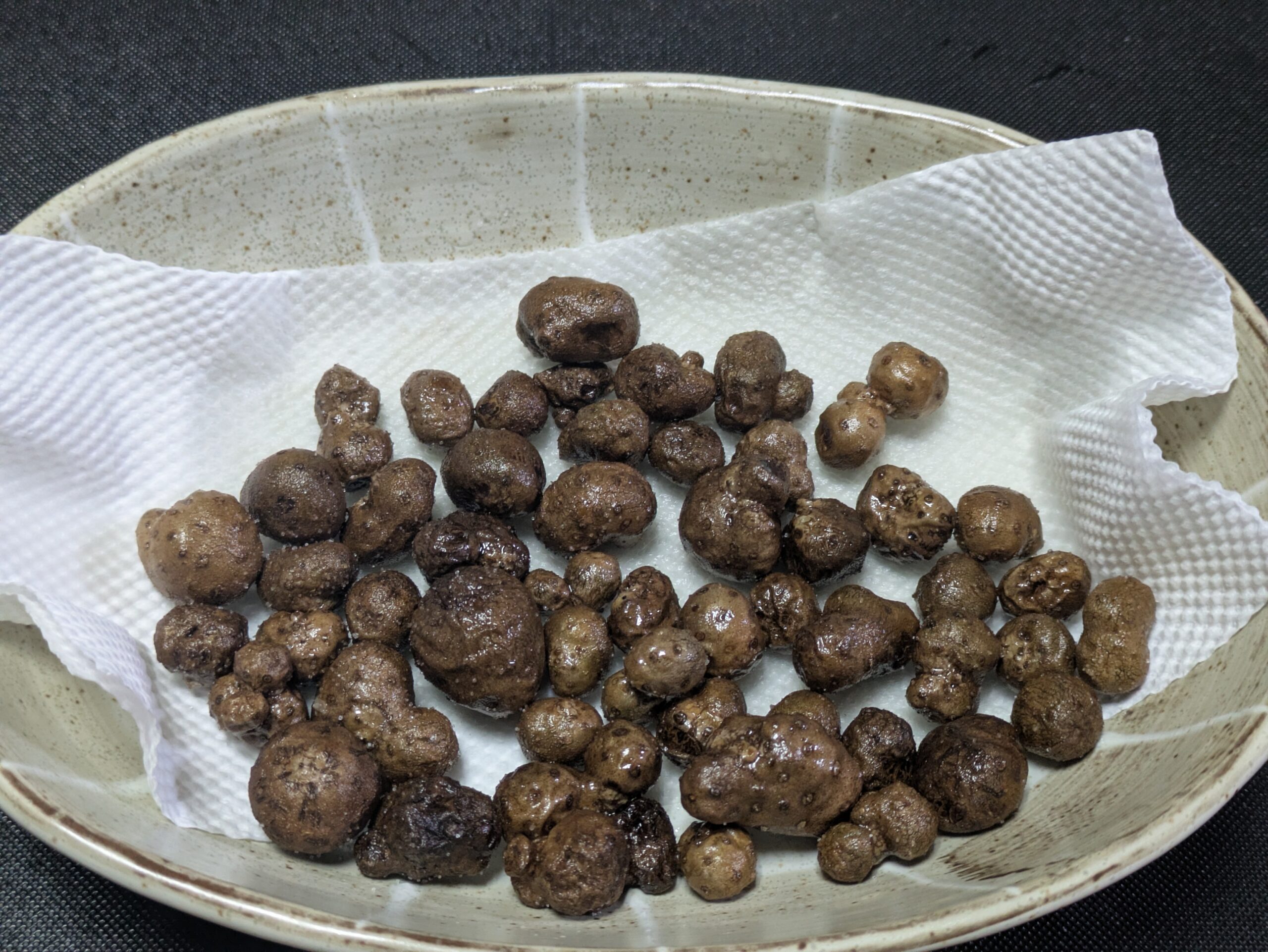 素揚げして油を切ったむかご