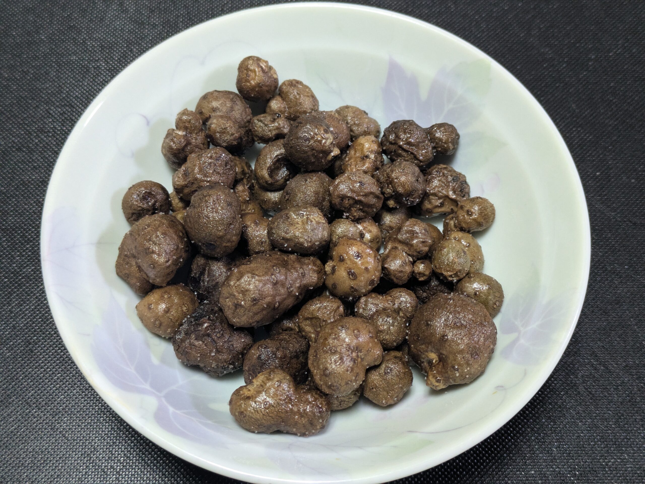 石川県産のむかごを皮ごと揚げて塩を振ったむかごの素揚げ