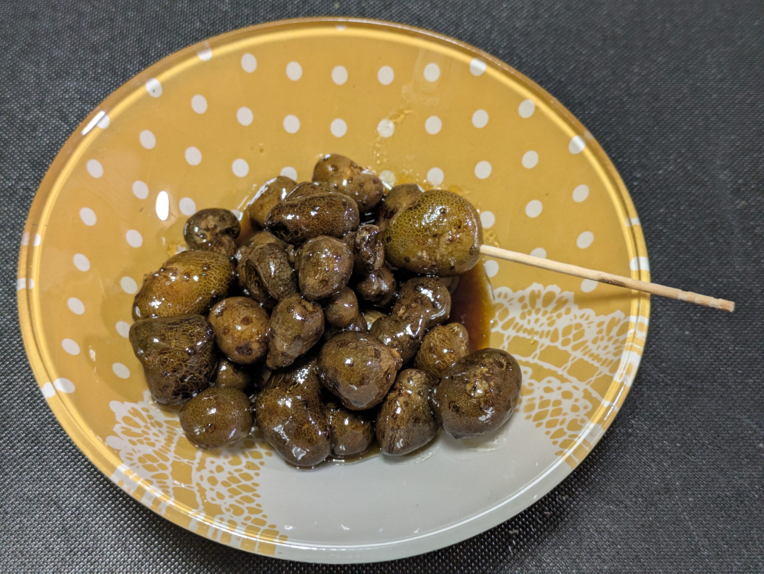 むかご100gをバターと醤油とみりんと砂糖で甘辛く炒めた料理