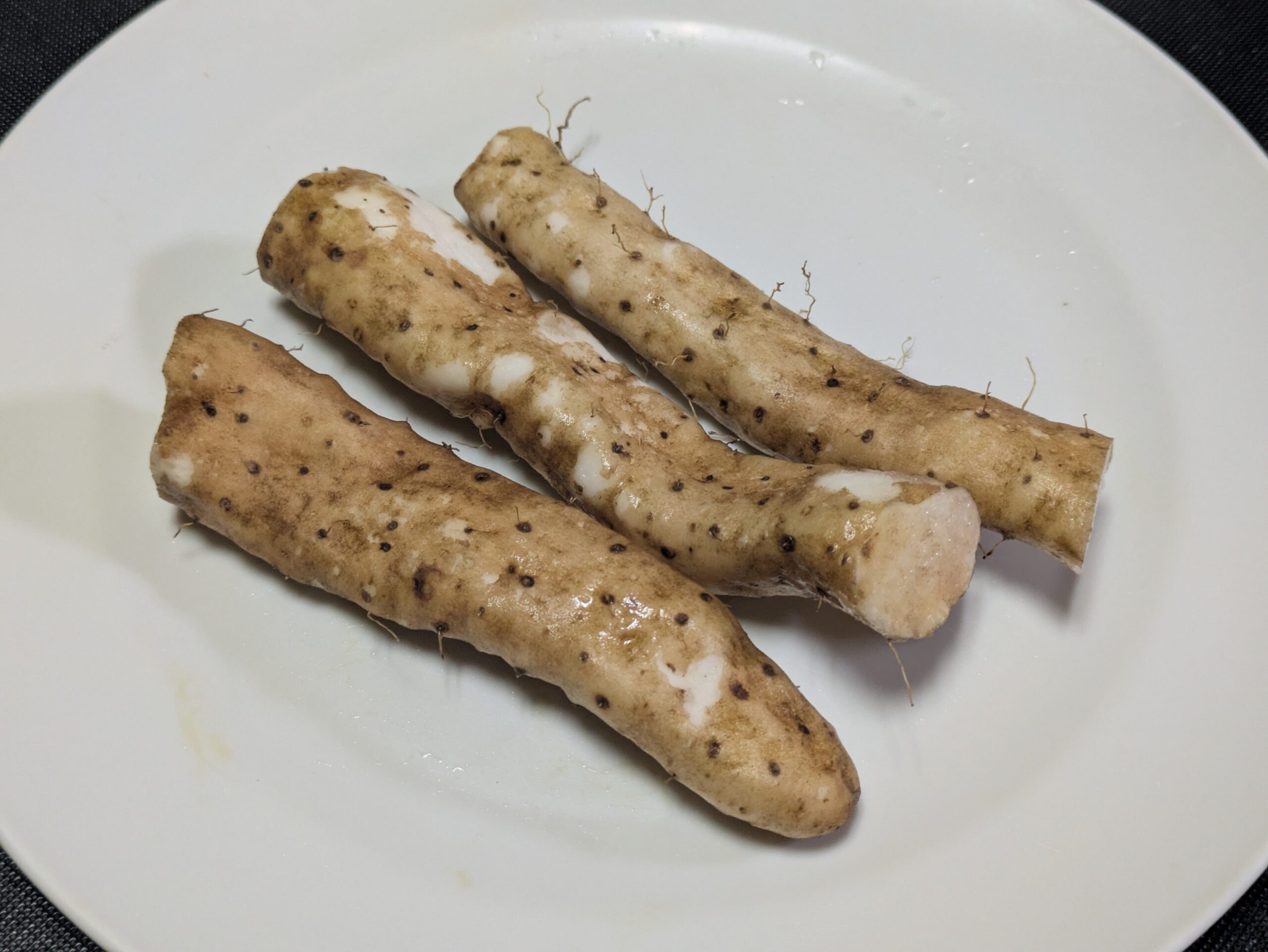 皮を残したまま表面を洗った自然薯