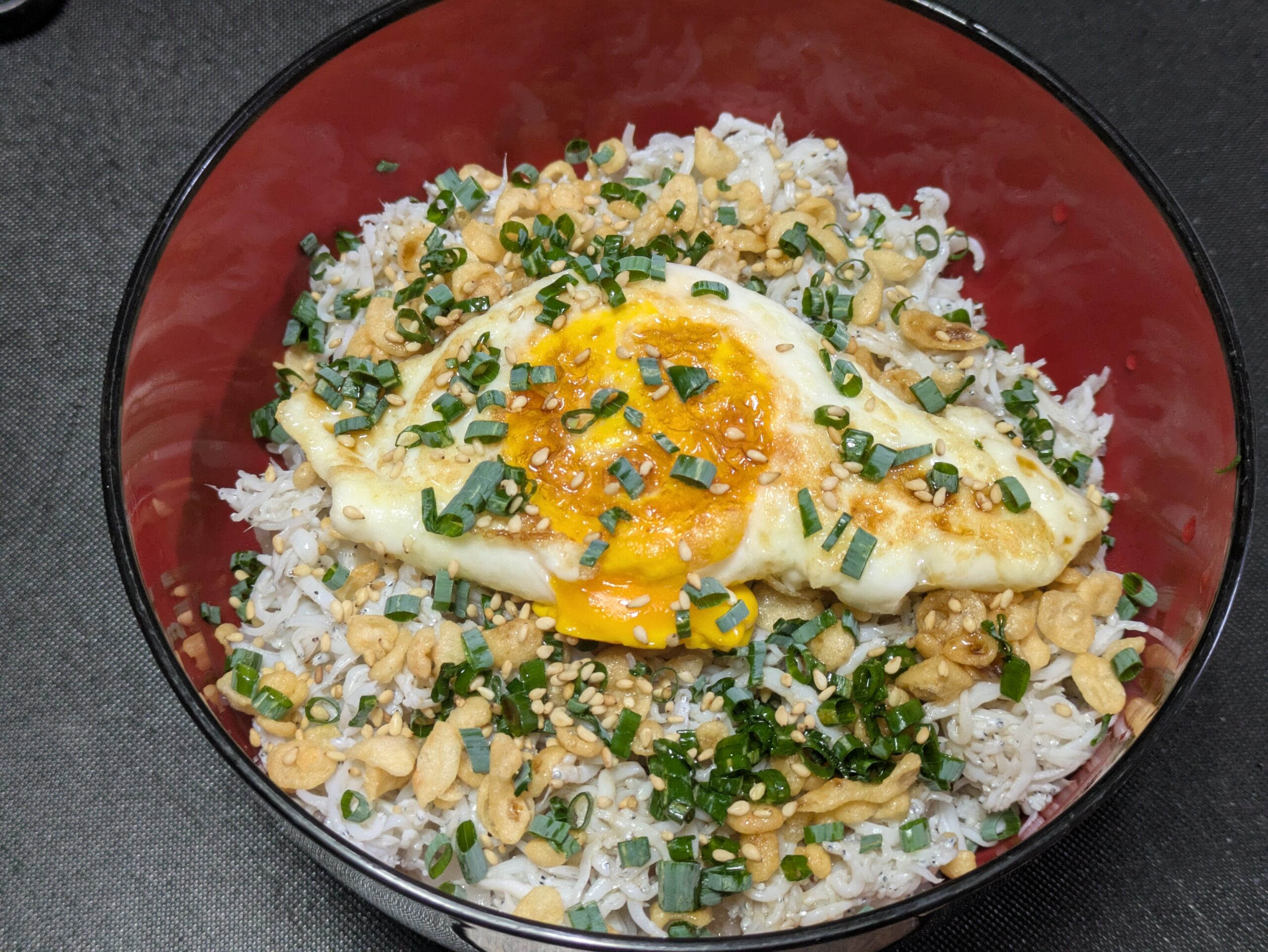 釜揚げしらす100gと揚げ卵、刻みねぎ、揚げ玉、白ごまをのせたしらす丼