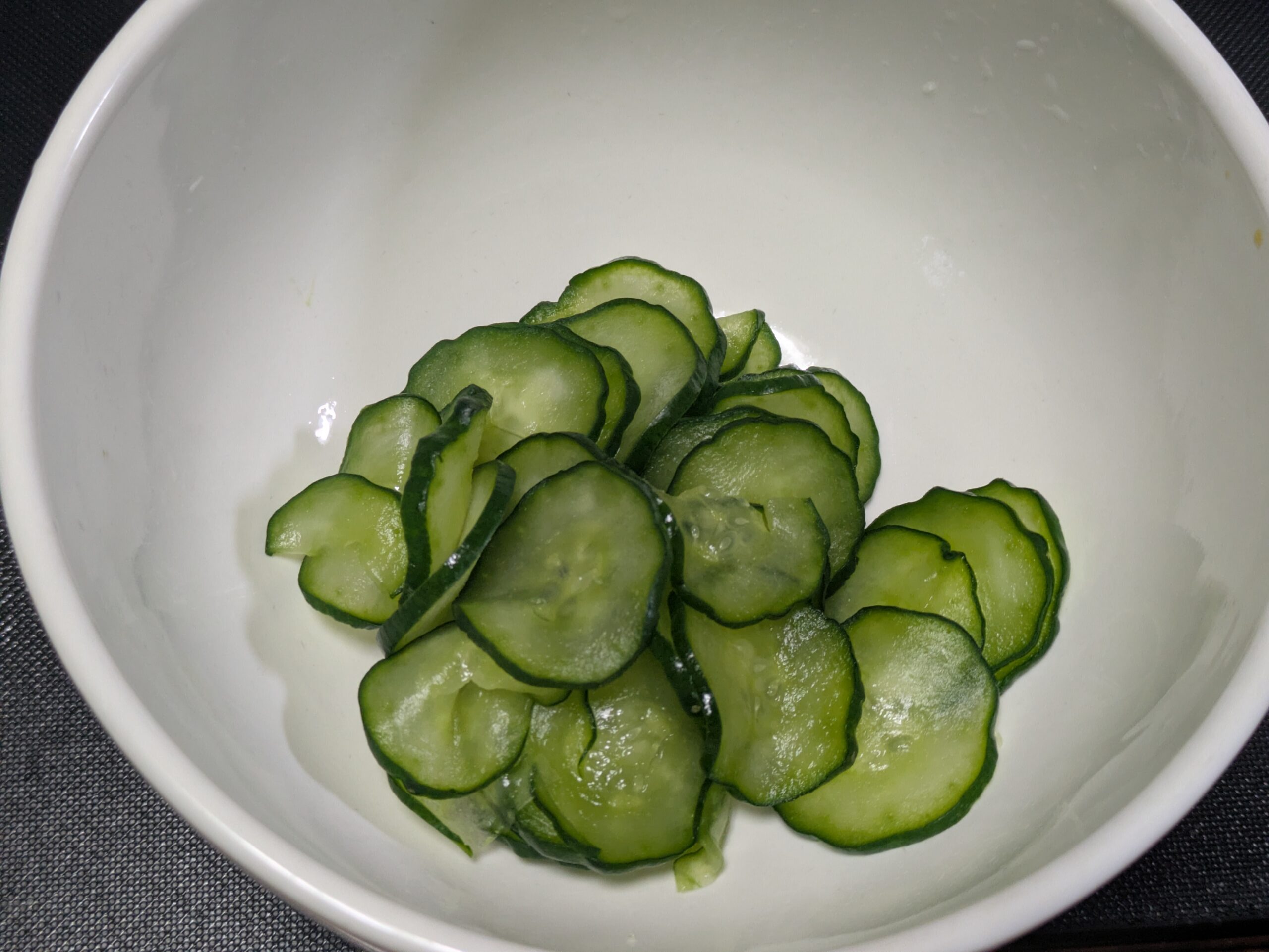 薄切りにして塩もみしたキュウリ