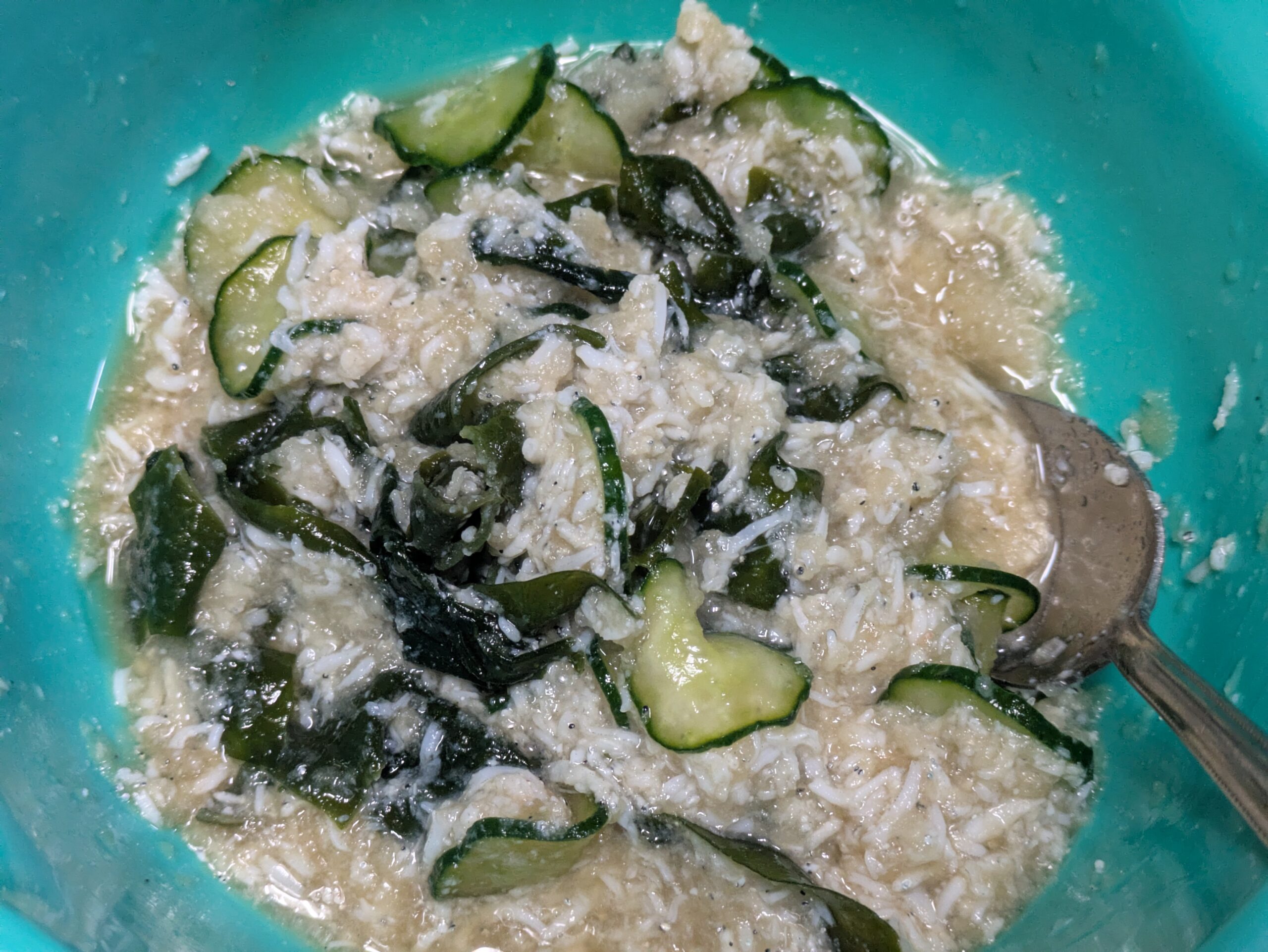 釜揚げしらすと野菜を合わせ酢で和えている様子