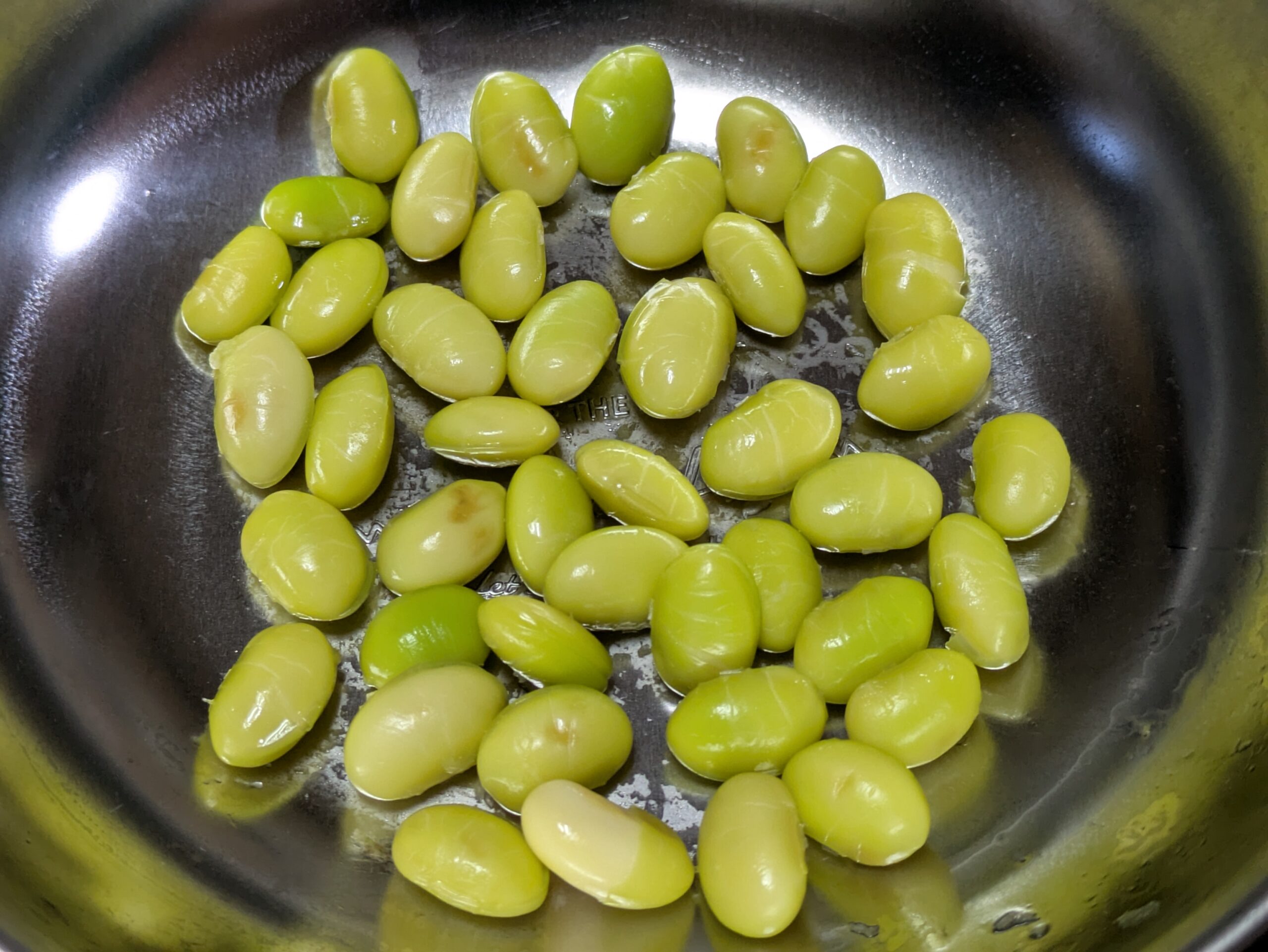 茹でてさやから取り出した枝豆