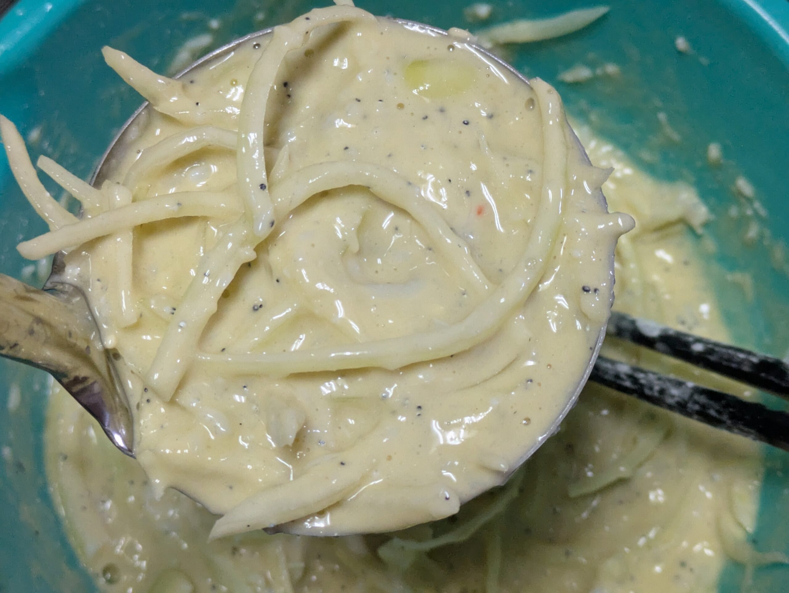 お玉ですくった釜揚げしらすと枝豆のかき揚げ生地
