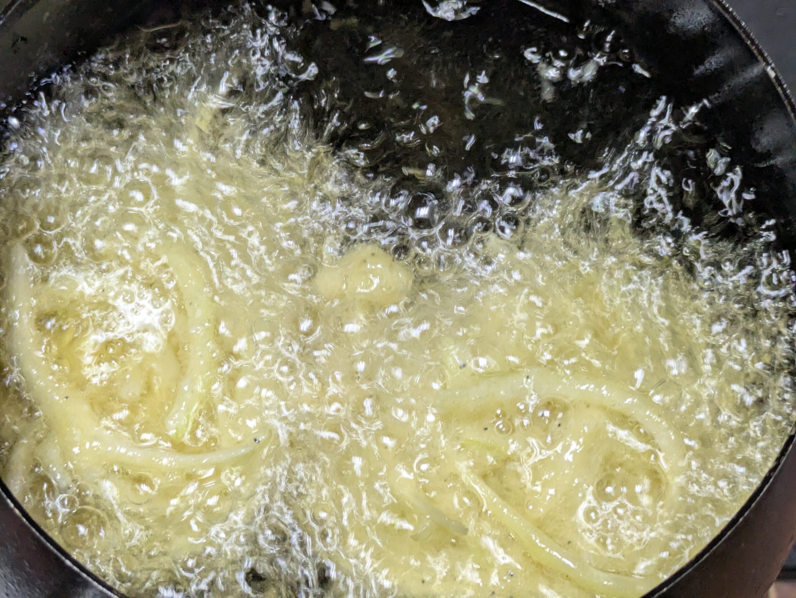 170~180℃の油で釜揚げしらすのかき揚げを揚げている様子