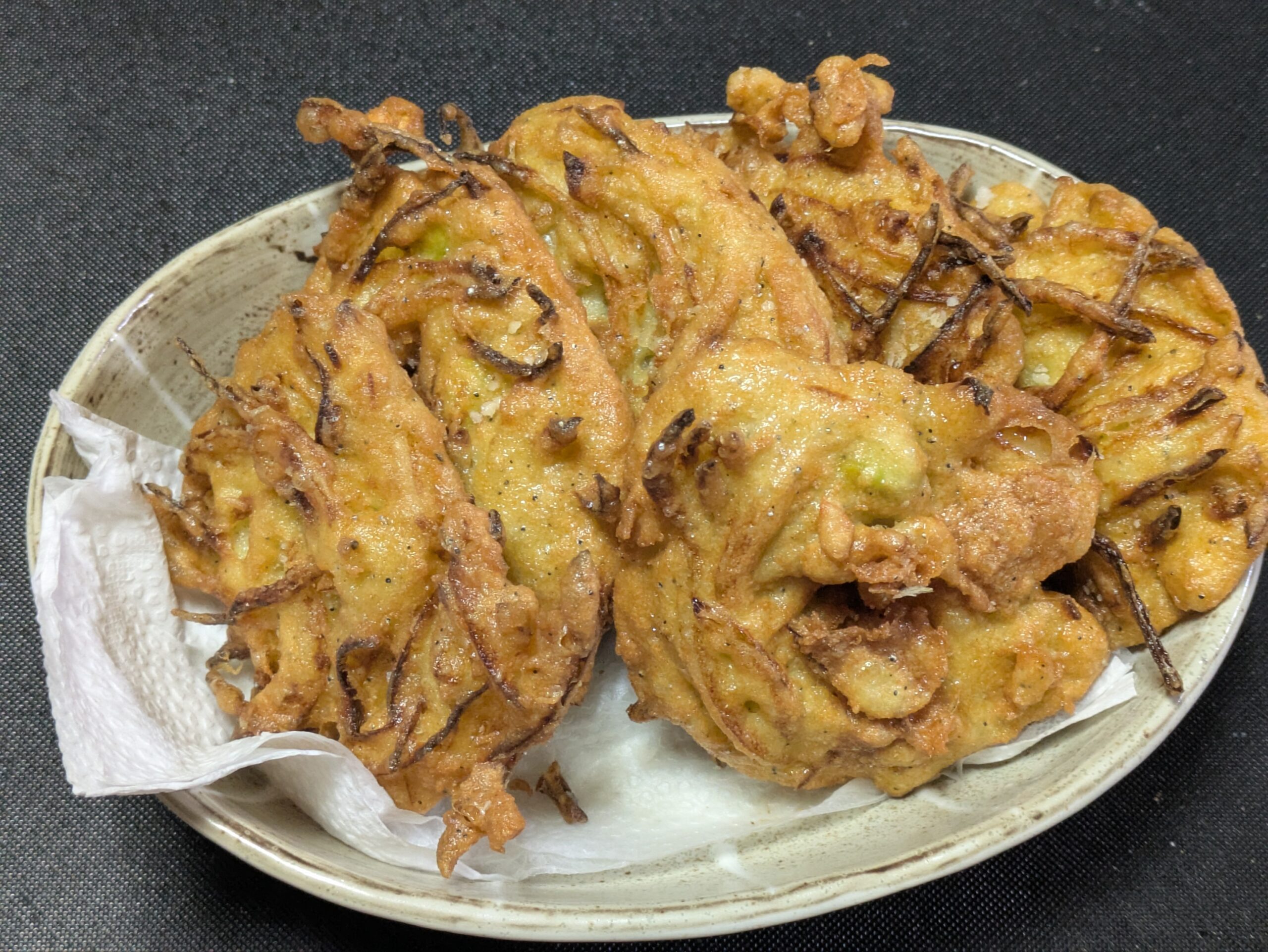 こんがり揚がった釜揚げしらすと枝豆と玉ねぎのかき揚げ