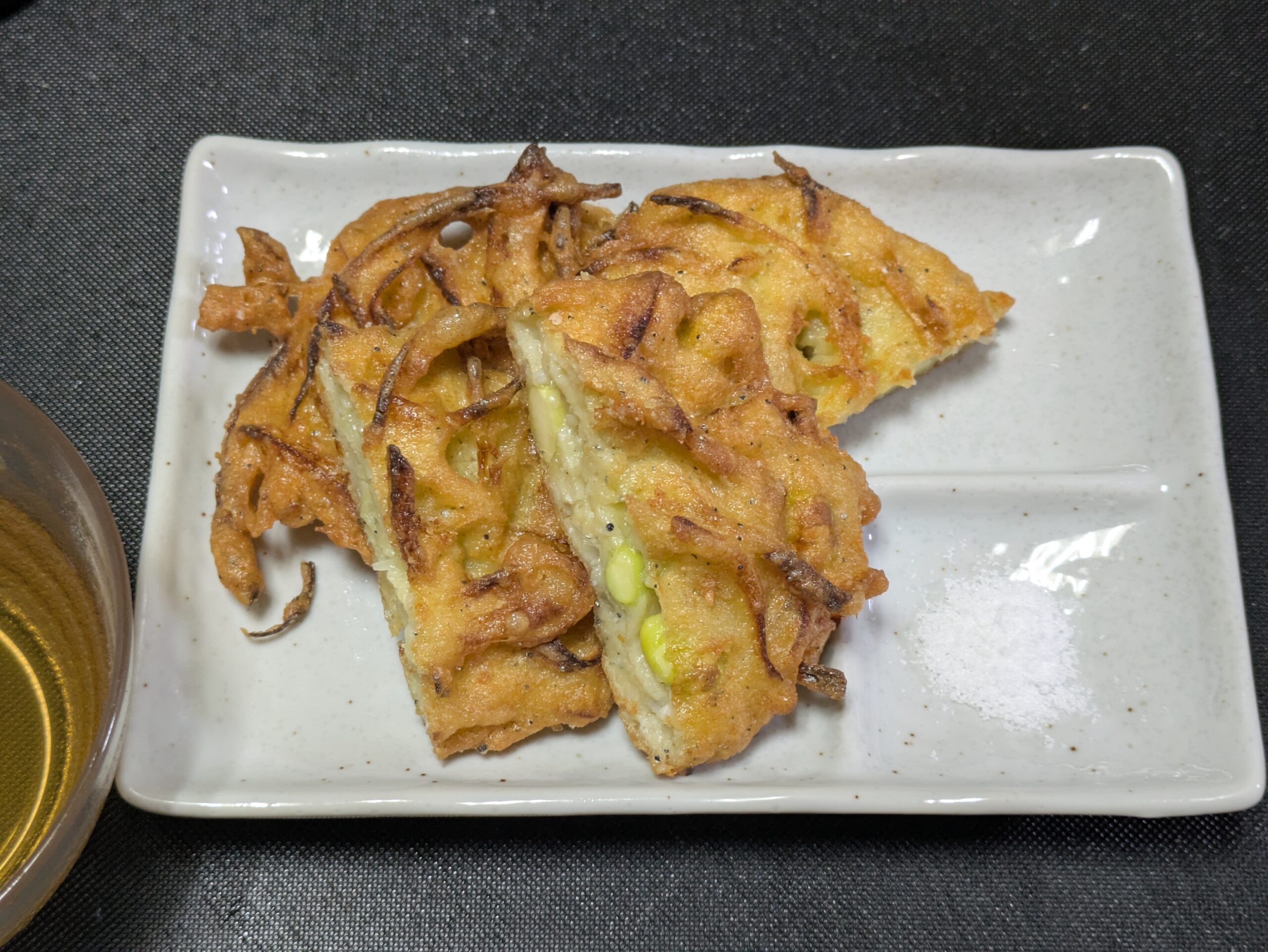 半分に切って盛り付けた釜揚げしらすと枝豆のかき揚げ