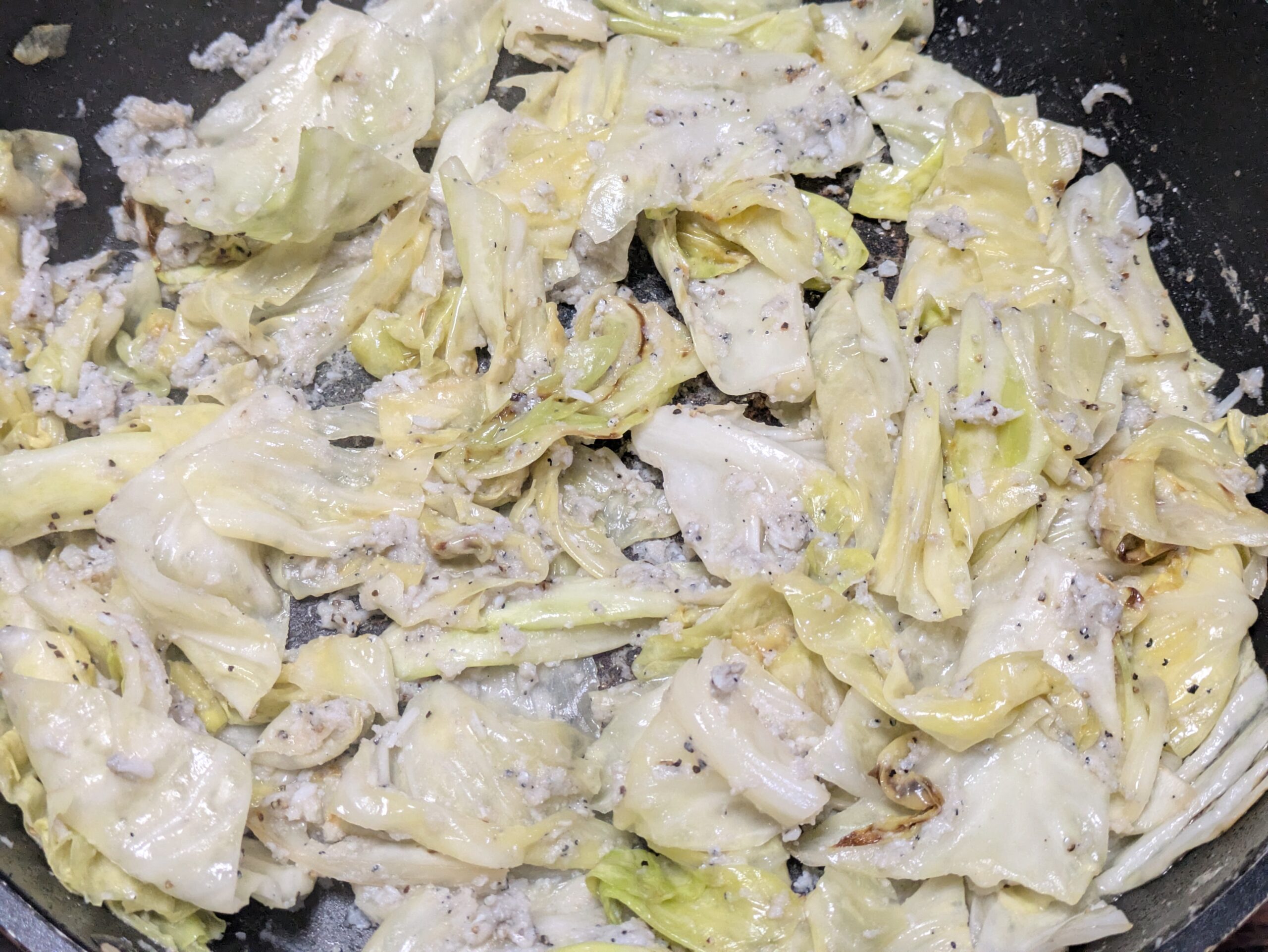 キャベツに釜揚げしらすと調味料を加えて炒め合わせた様子