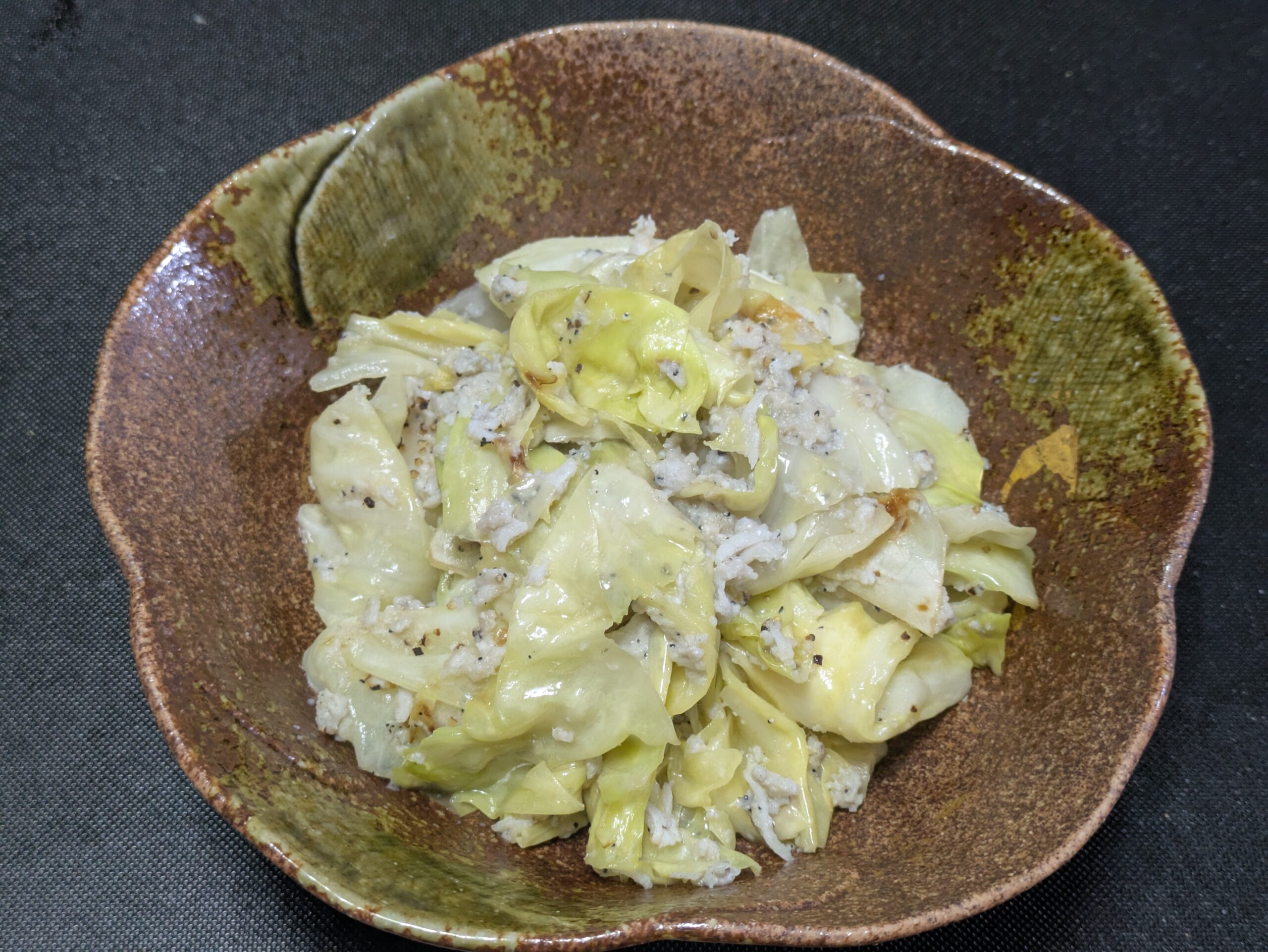釜揚げしらす100gとキャベツ半玉を使って作った塩炒めの完成写真