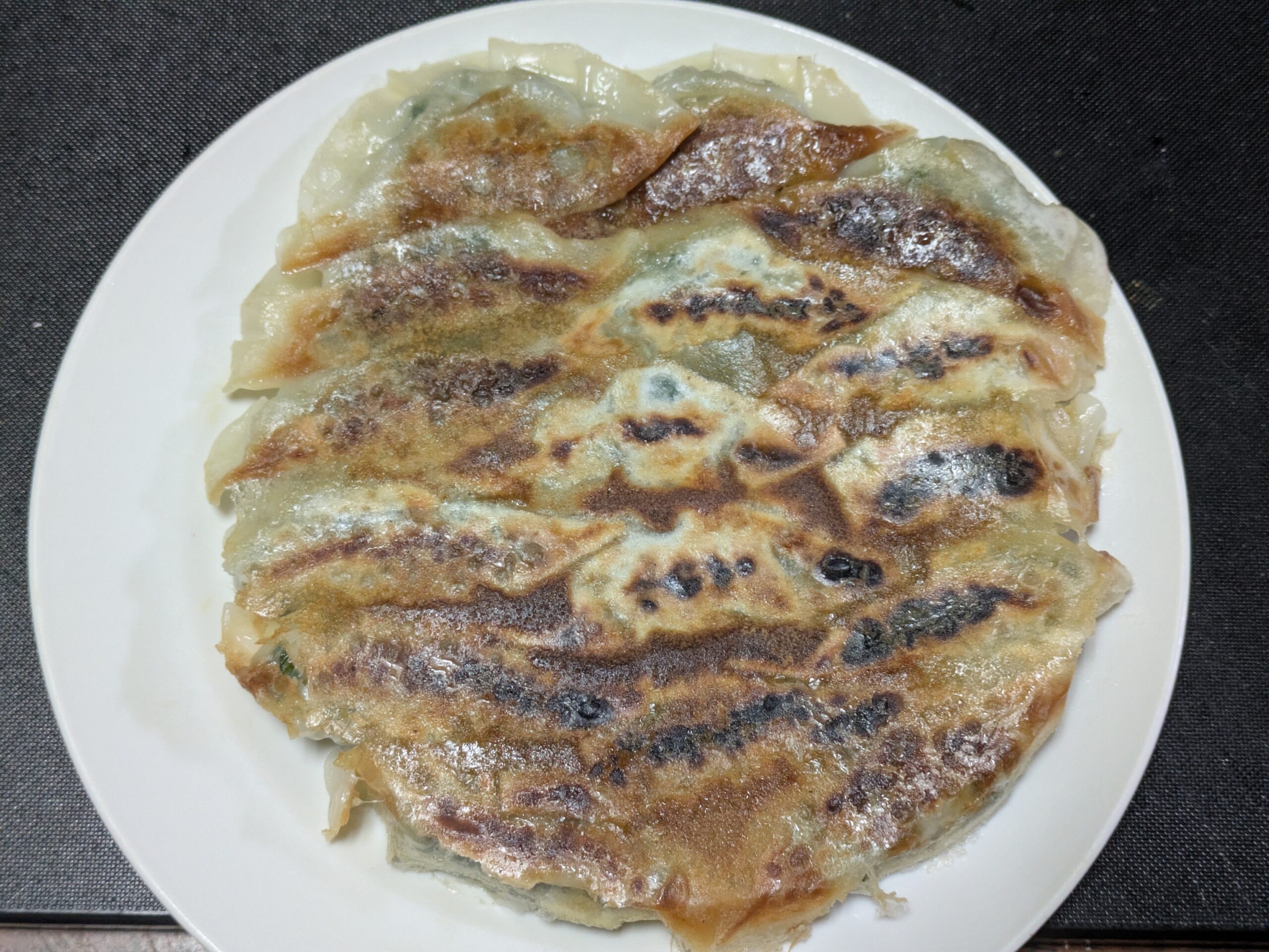 こんがり焼き色がついた手作りしらすとニラの羽つき餃子