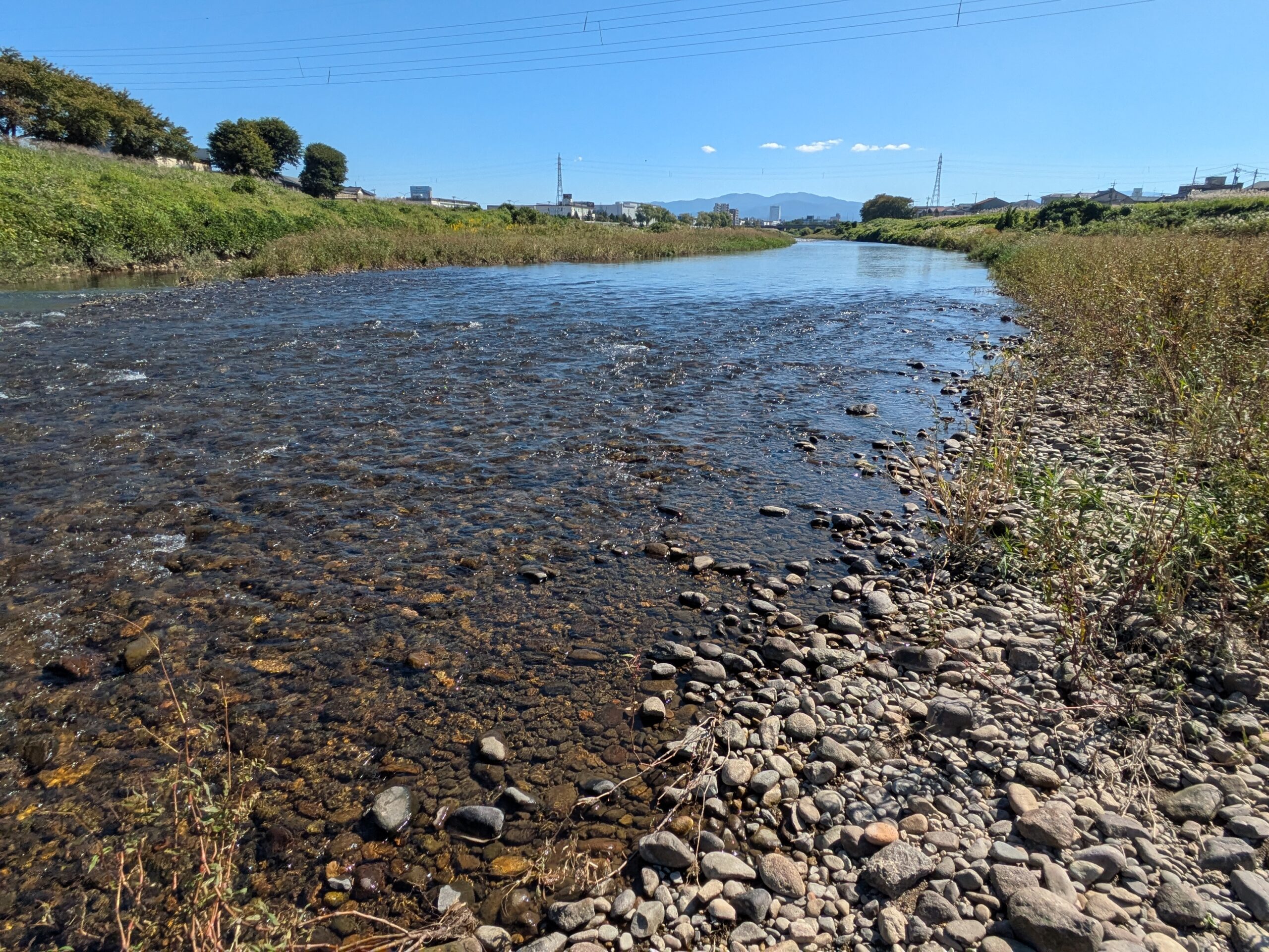石が多く見える犀川の浅い流れと河川敷