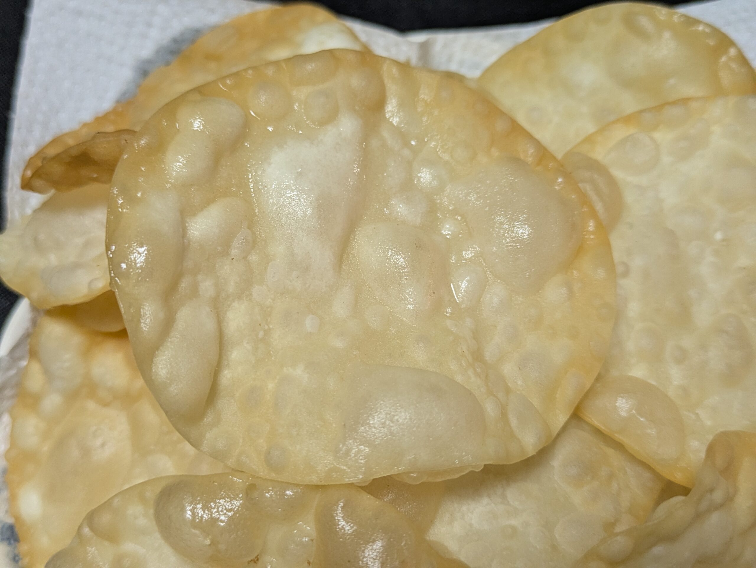 表面が大きく膨らんだサクサクの餃子の皮チップスの拡大写真