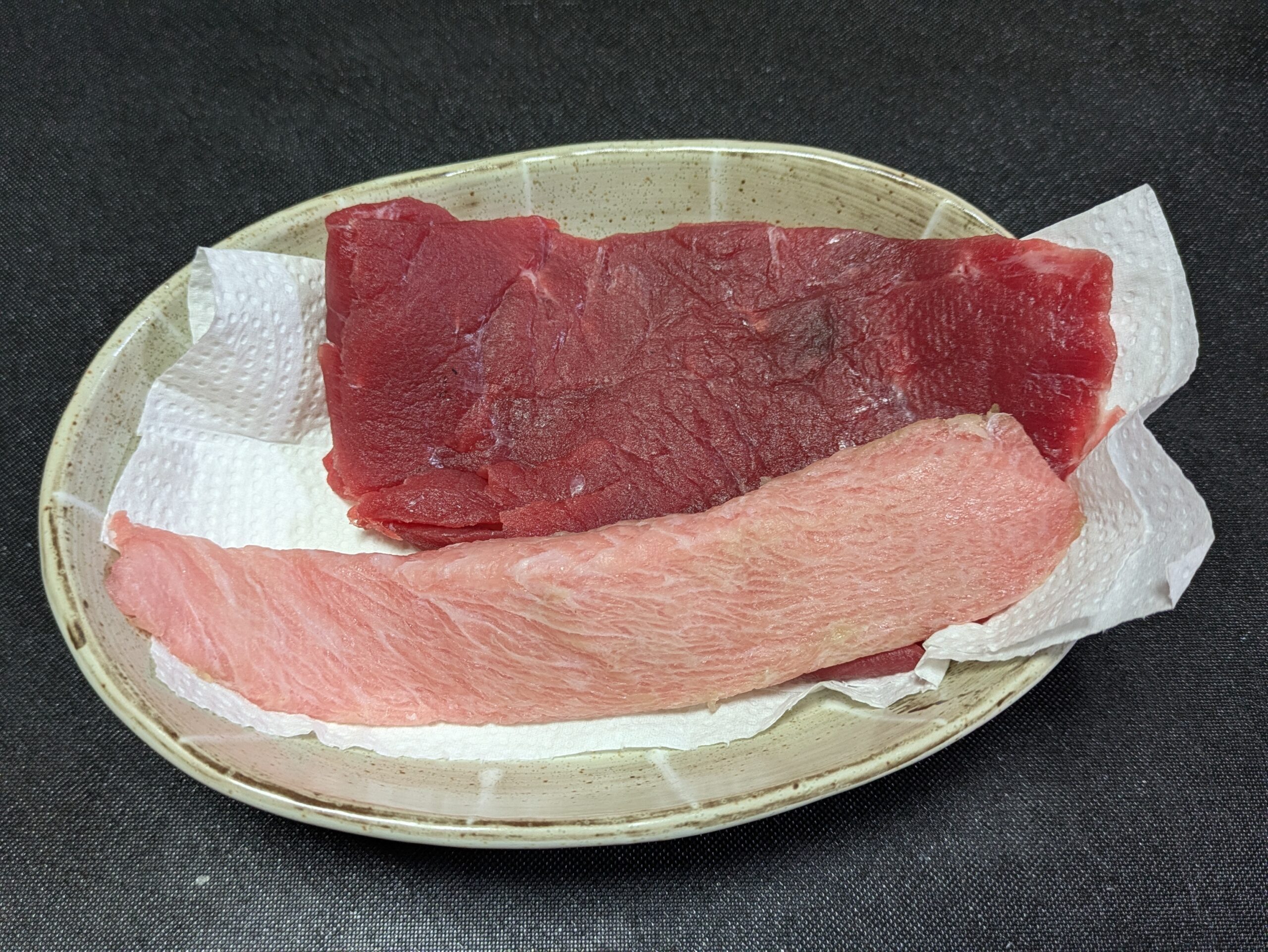 手作り握り寿司に使うマグロの赤身と脂の多いトロの切り身