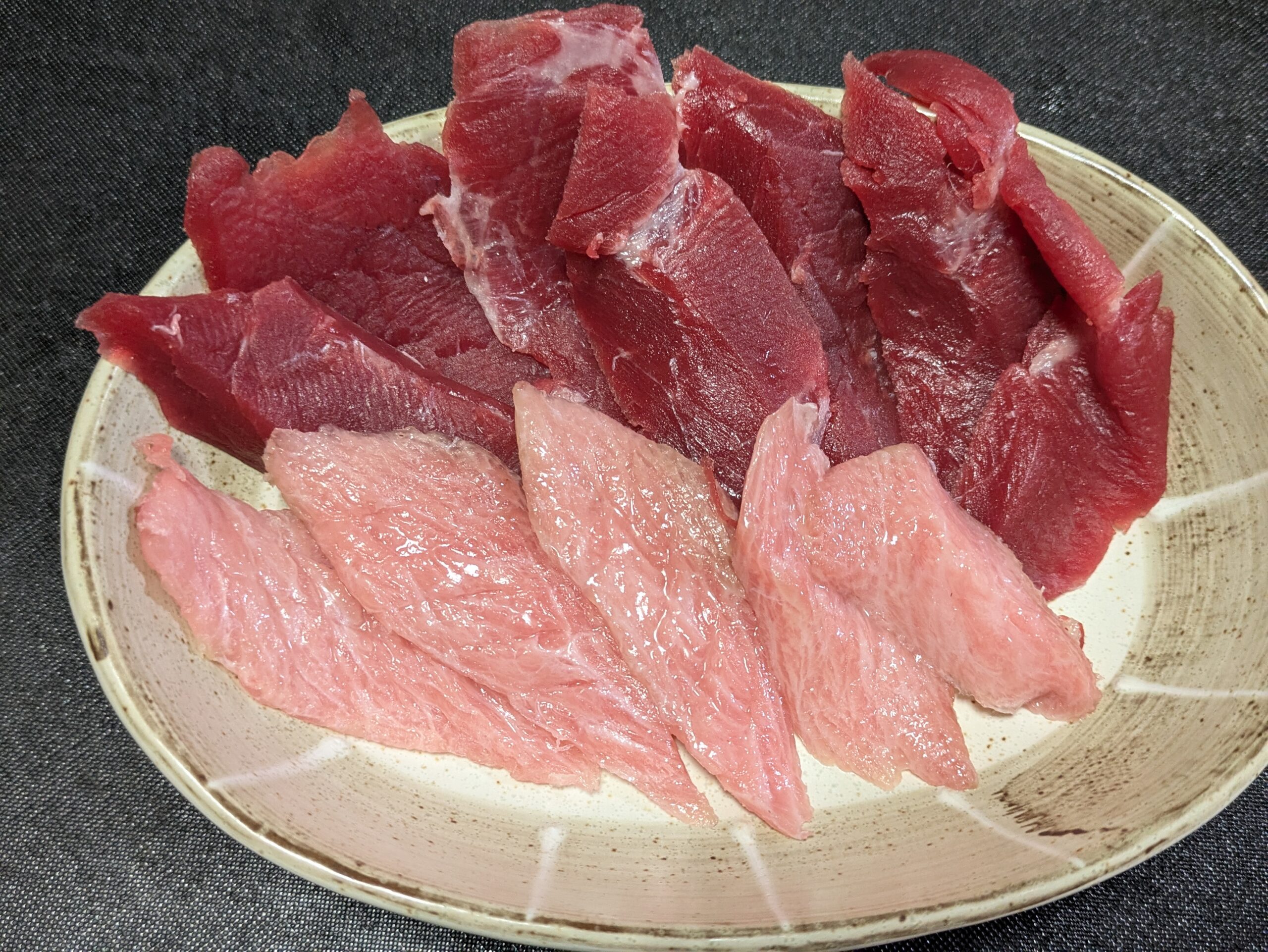 握り寿司用に切り分けたマグロの赤身とトロ