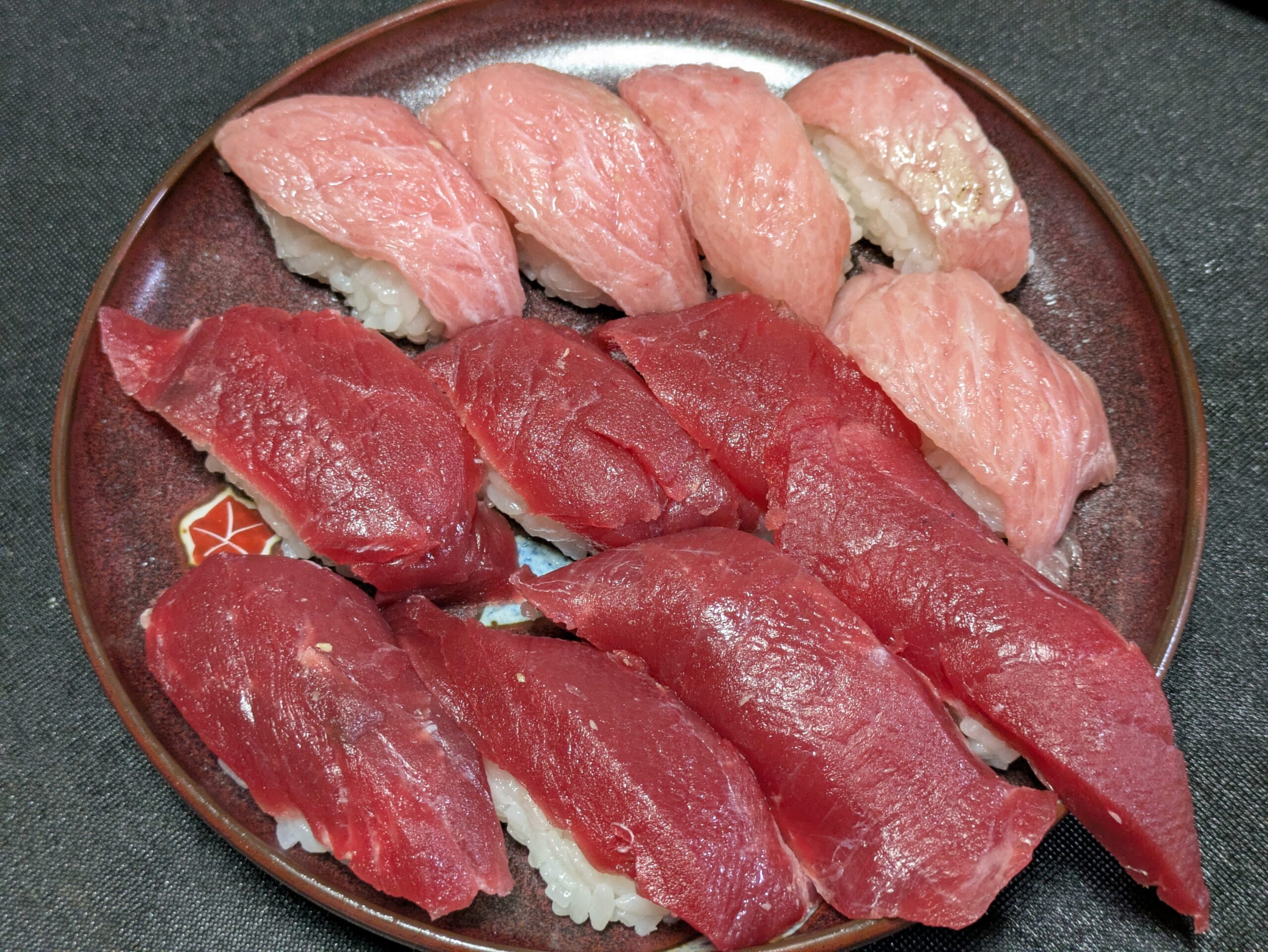 自宅で握ったマグロの赤身とトロの握り寿司
