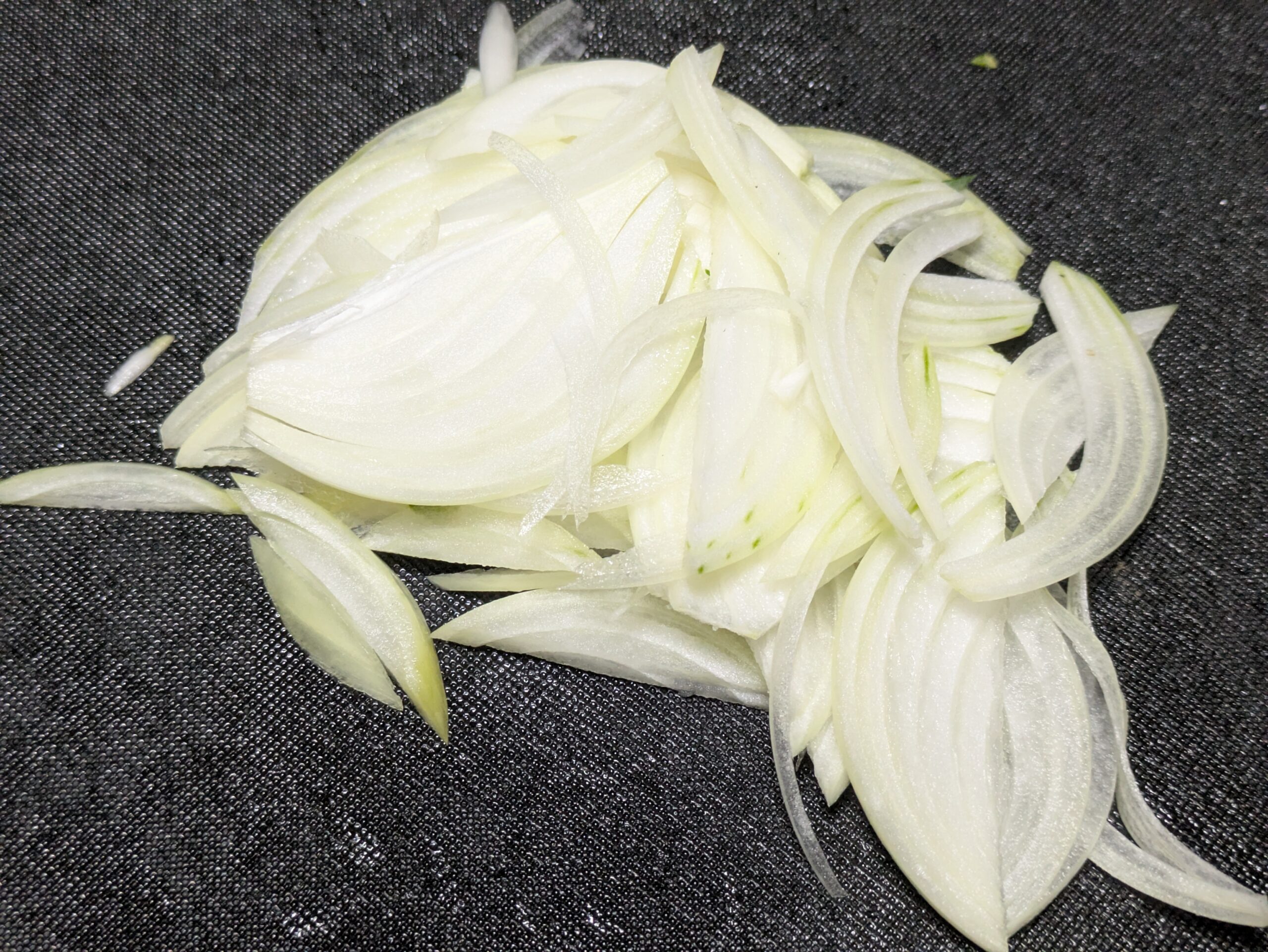 薄切りにした玉ねぎ