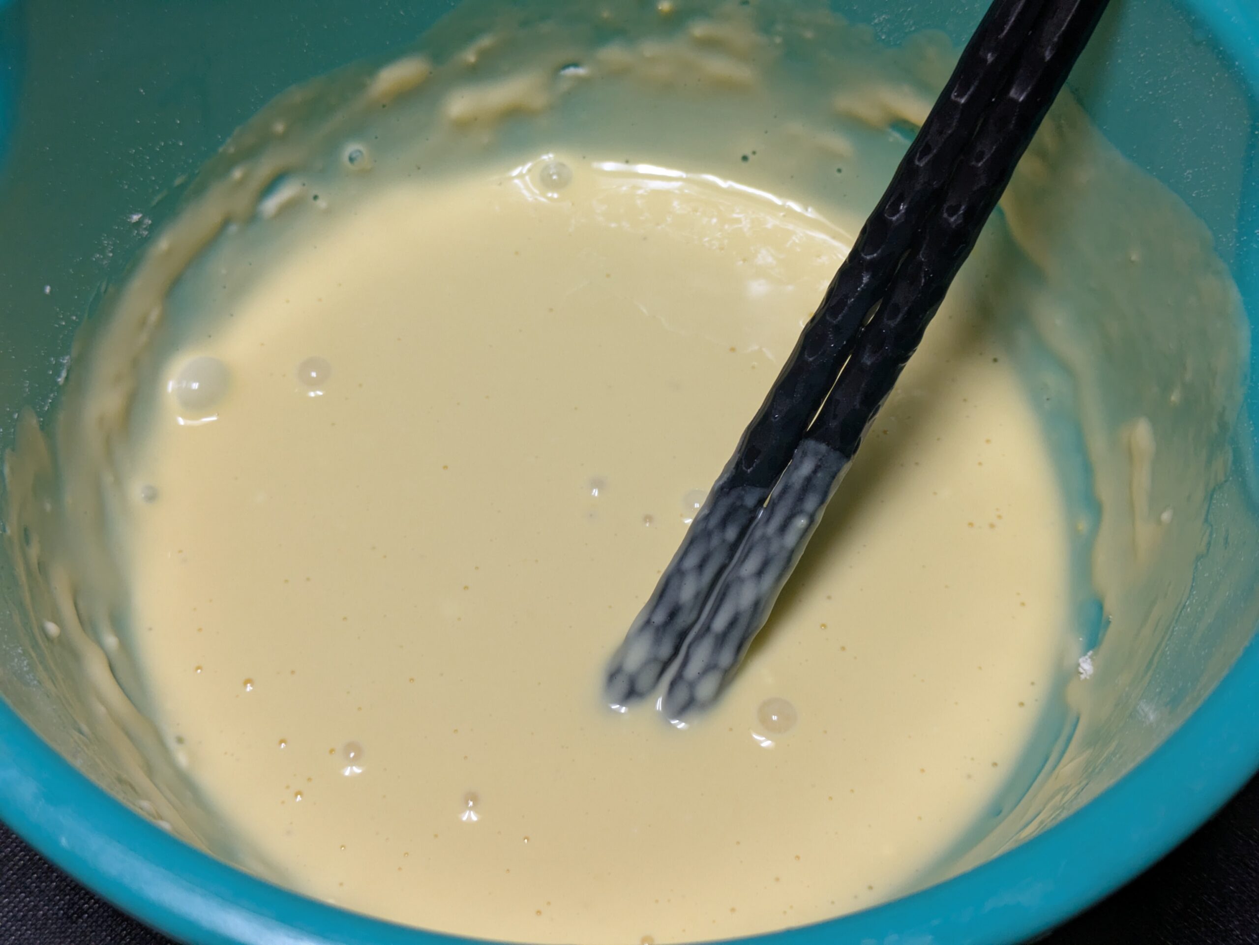 薄力粉と片栗粉と卵などを混ぜたチヂミの生地