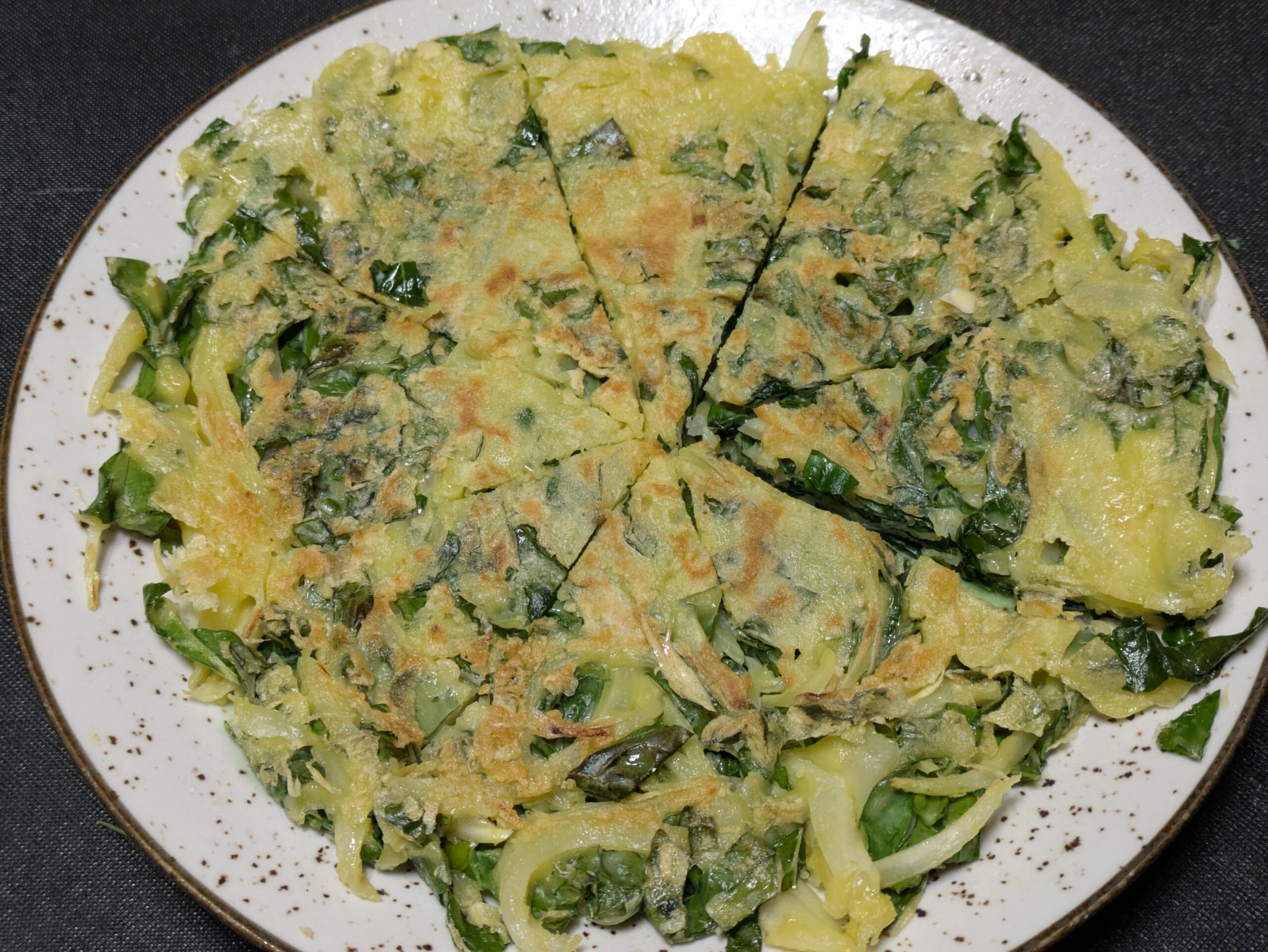 食べやすく切って皿に盛り付けたケールたっぷりチヂミ