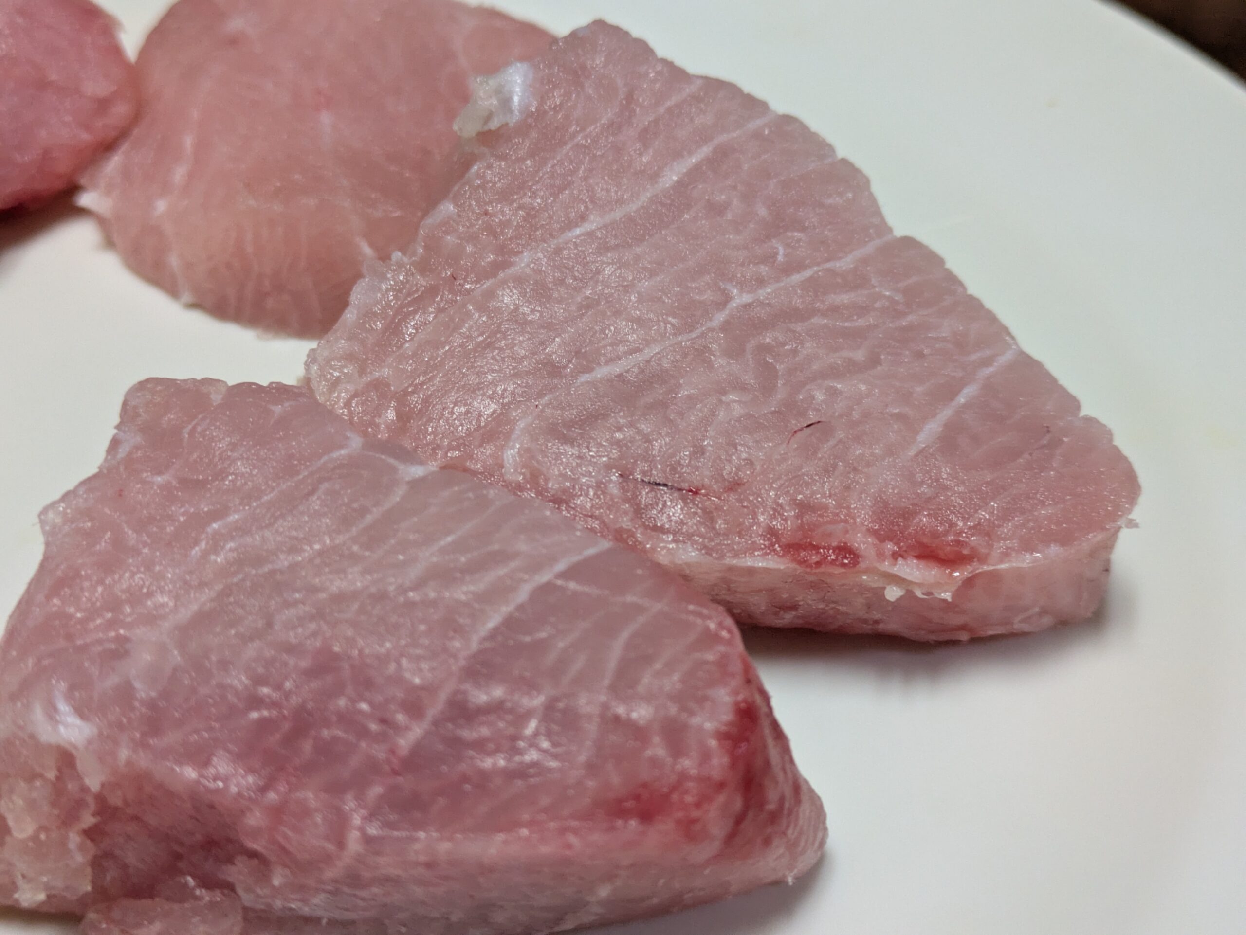 照り焼き用に厚さ約2cmに切り分けたカジキ