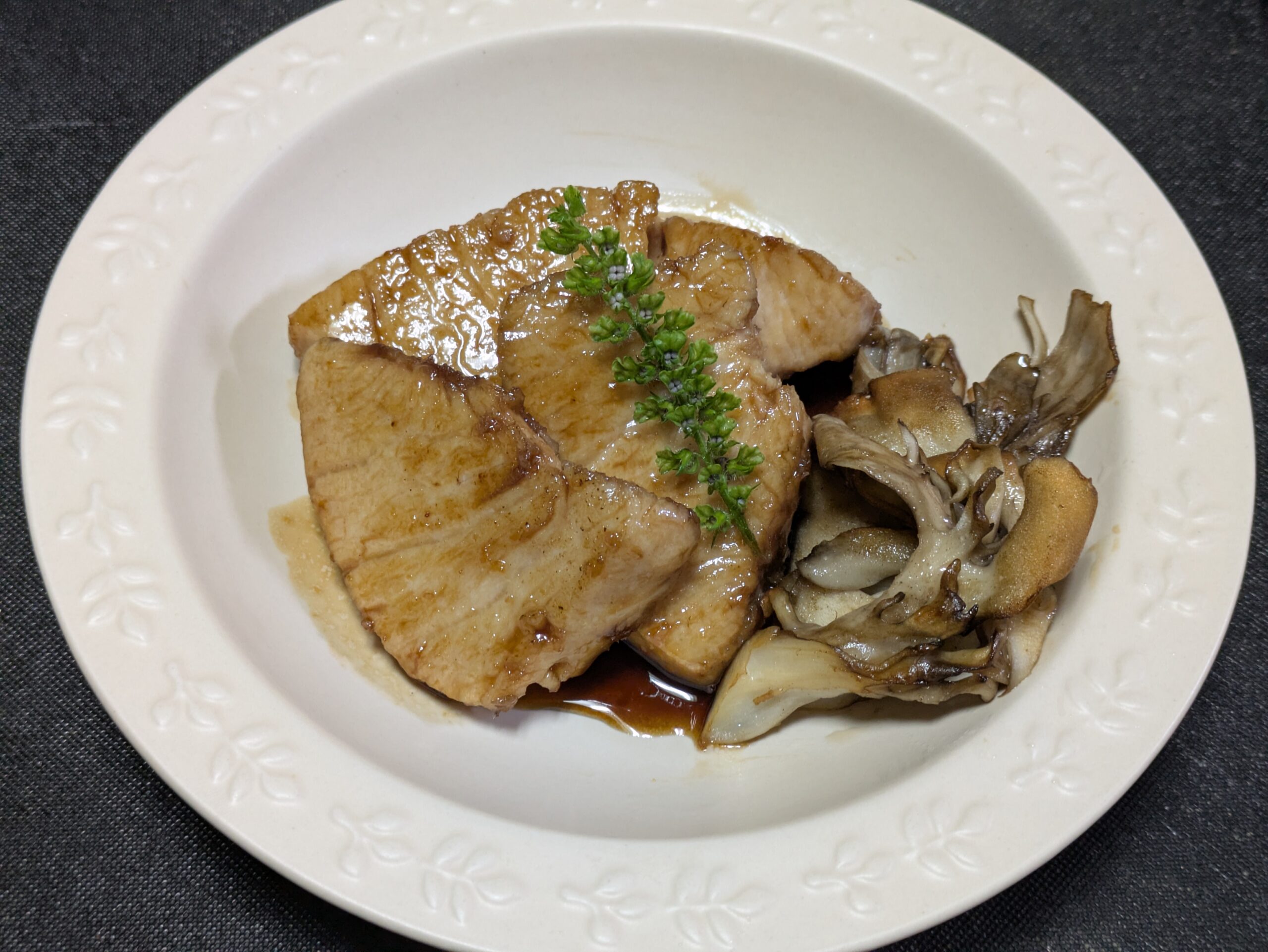 脂の乗ったカジキの照り焼きとマイタケを盛り付けた完成料理
