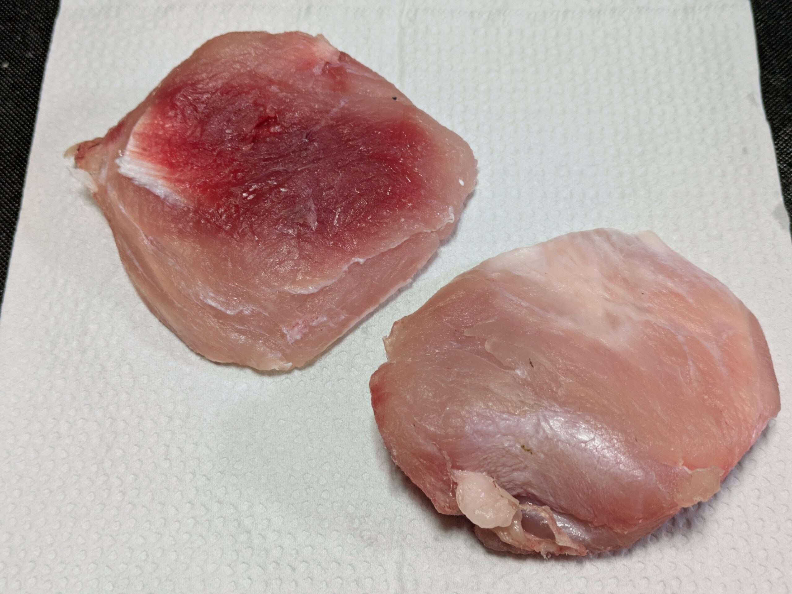 キッチンペーパーで水分を取ったカジキのほほ肉2枚