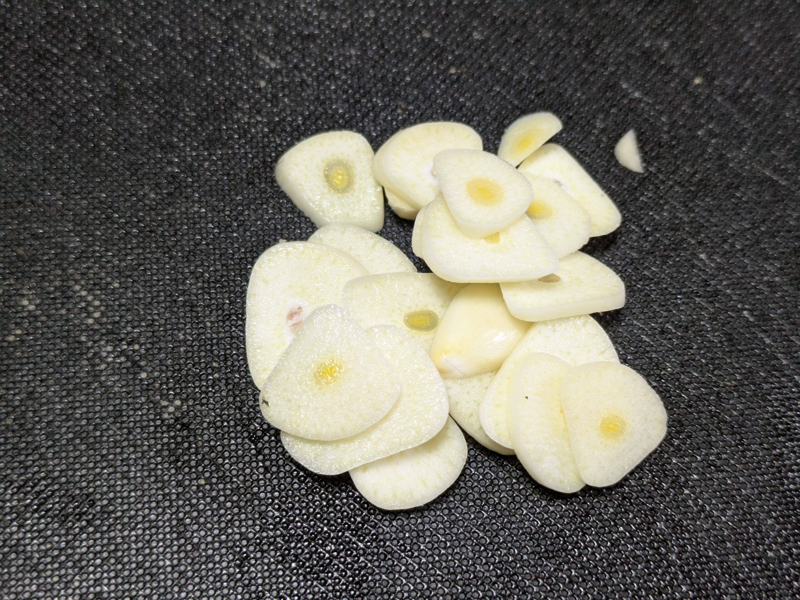 薄くスライスしたニンニク2片