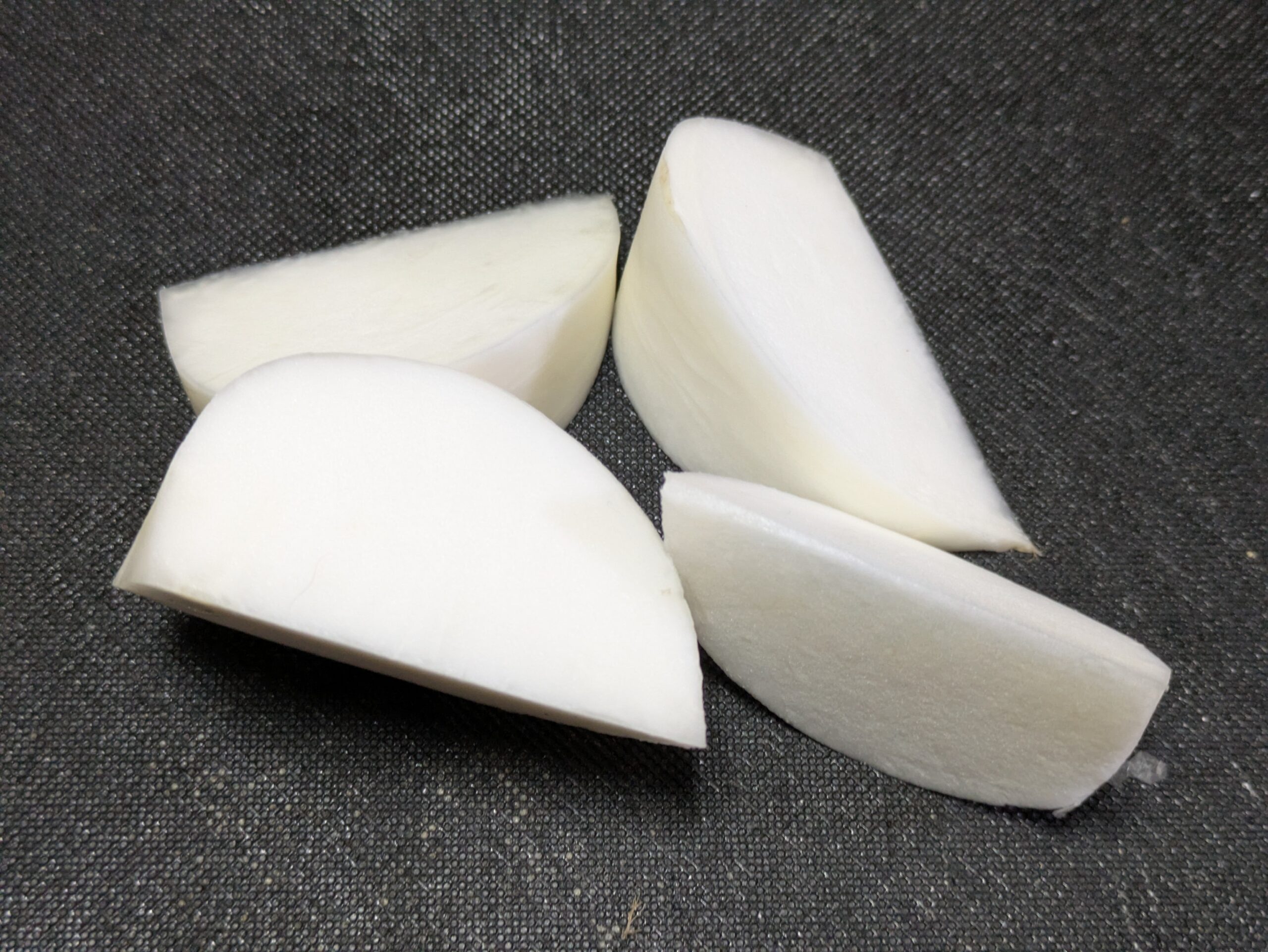 皮をむいて4等分にした付け合わせ用のカブ