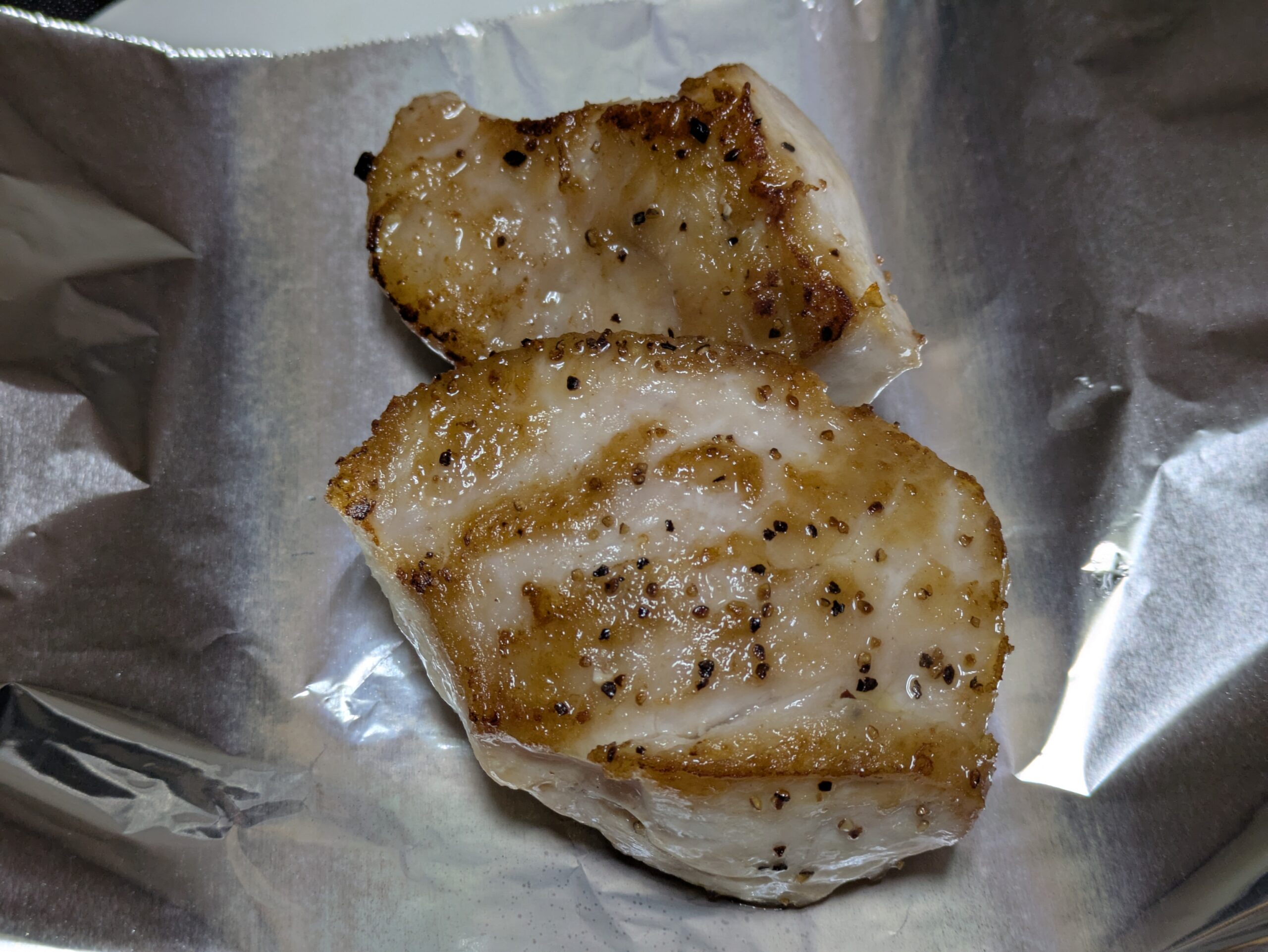 両面をこんがり焼いたカジキのほほ肉2枚