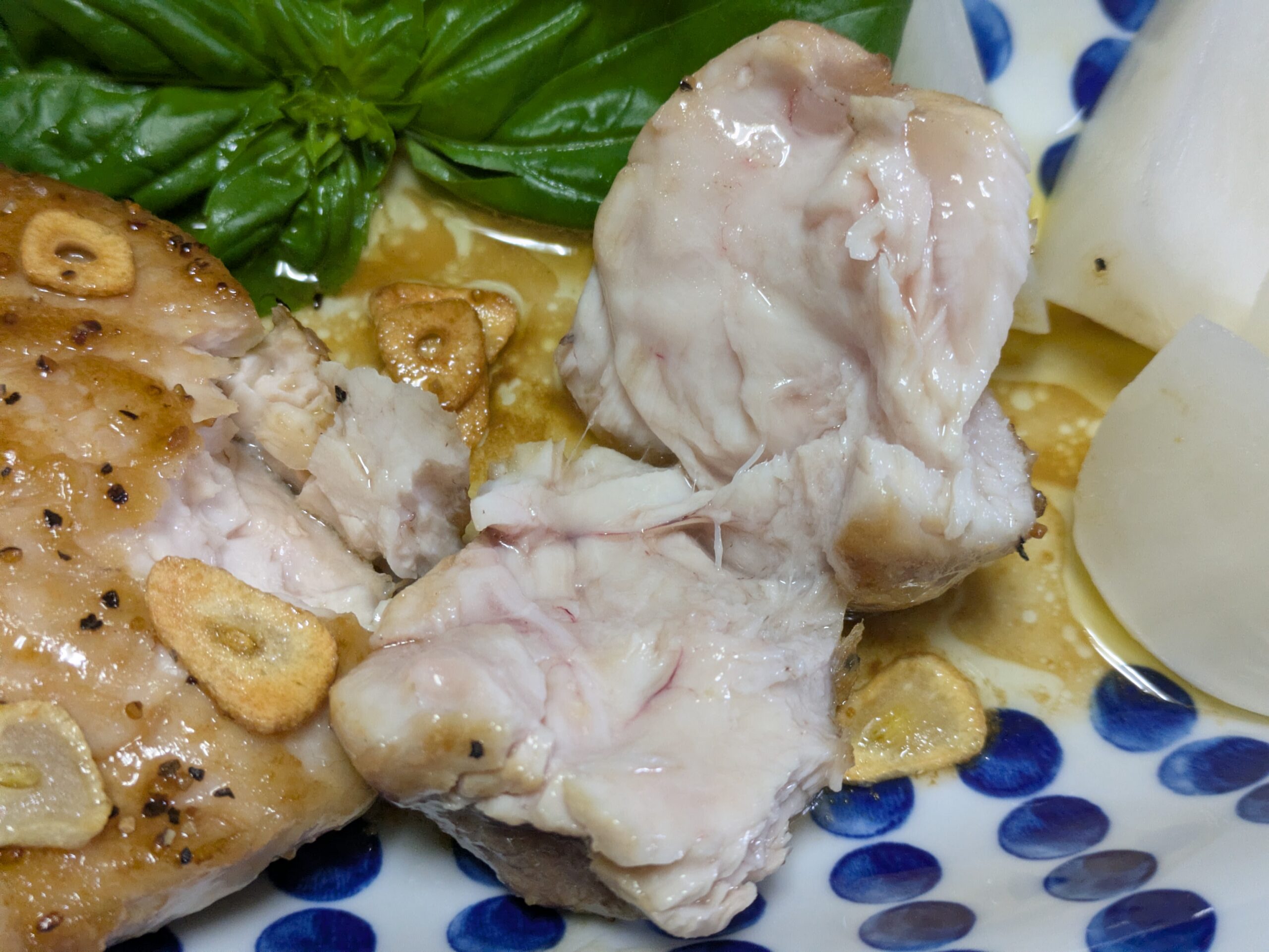 焼き上げたカジキのほほ肉を割った断面とジューシーな身の様子