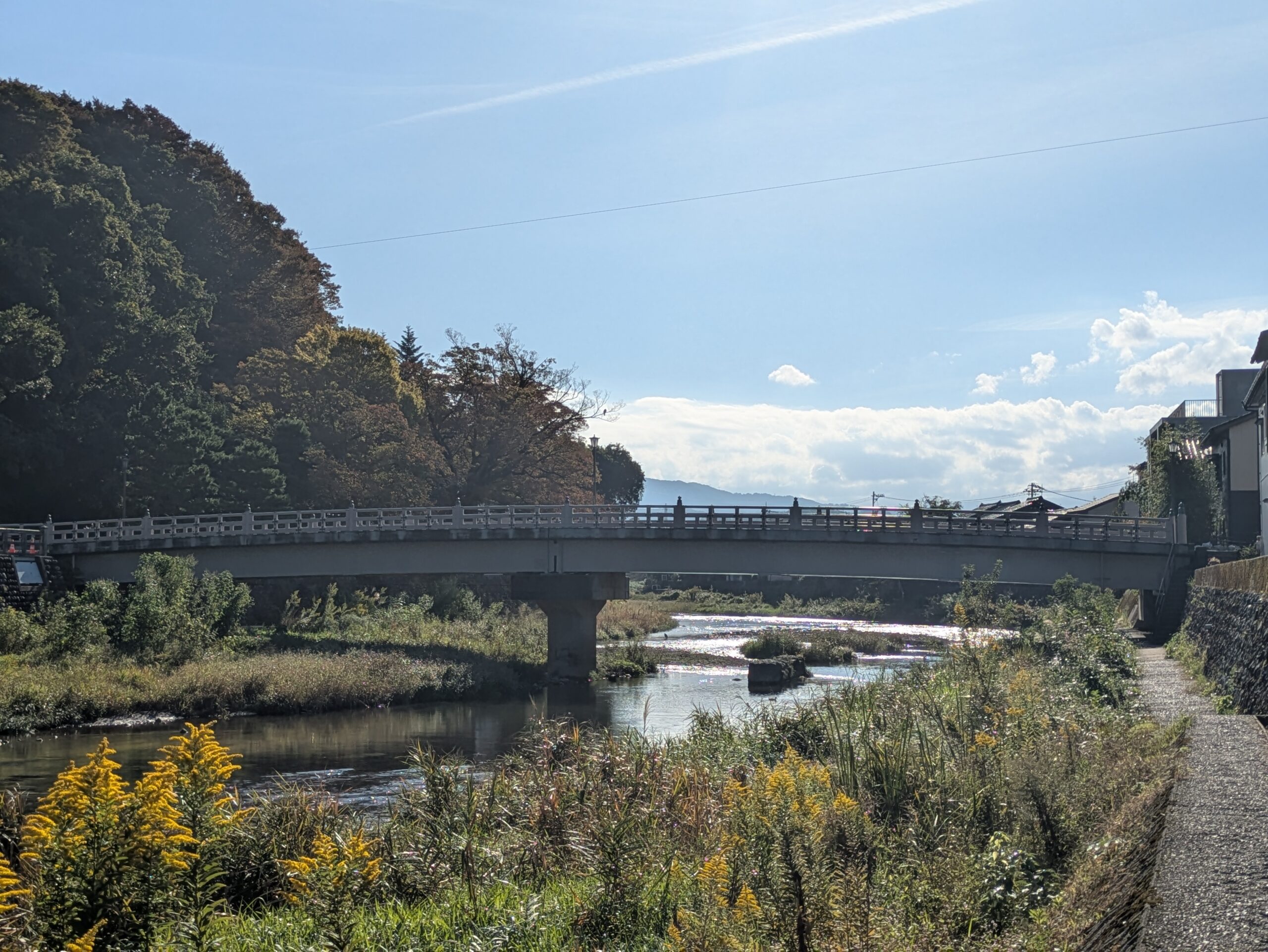 浅野川に架かる常盤橋と河川敷