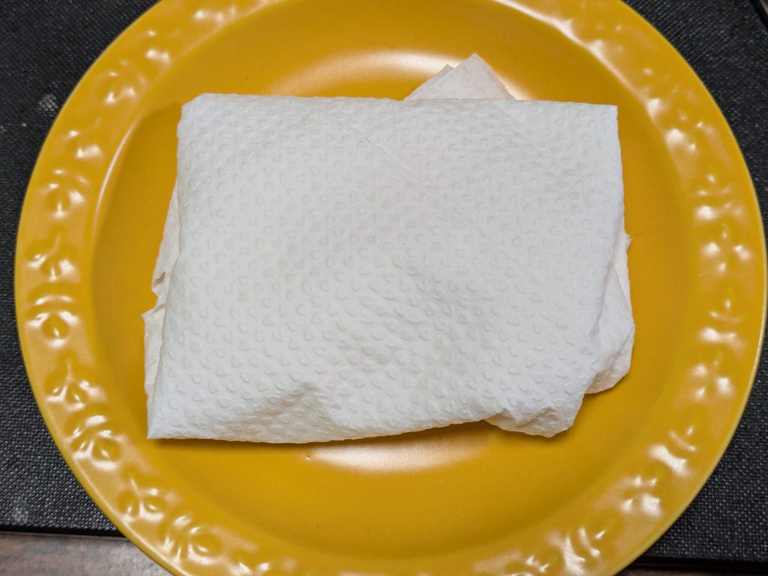 銀杏をキッチンペーパーで軽く包んで電子レンジ加熱の準備をした様子