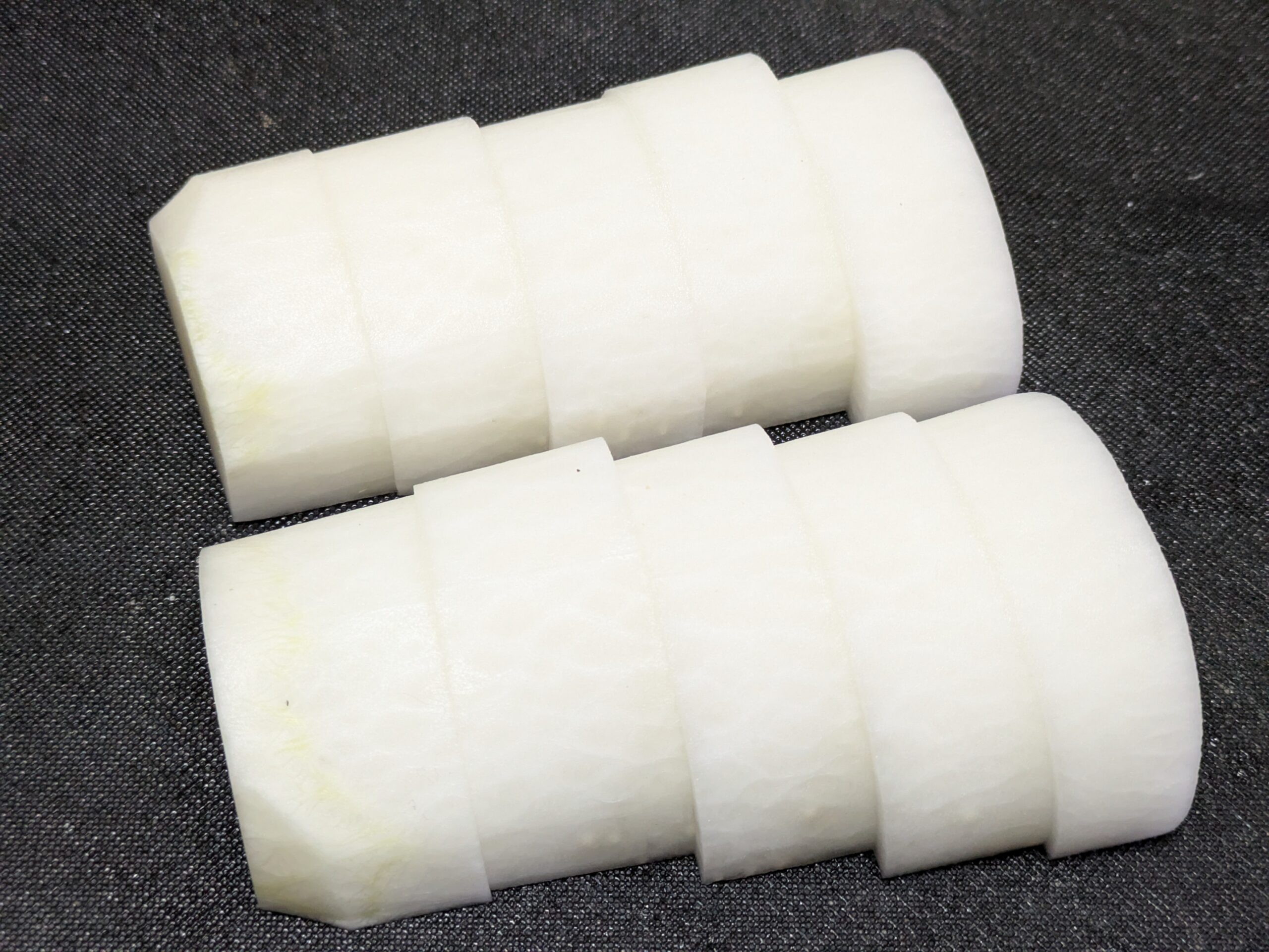 皮をむいた金沢大根を厚さ1.5~2cmほどに切った様子