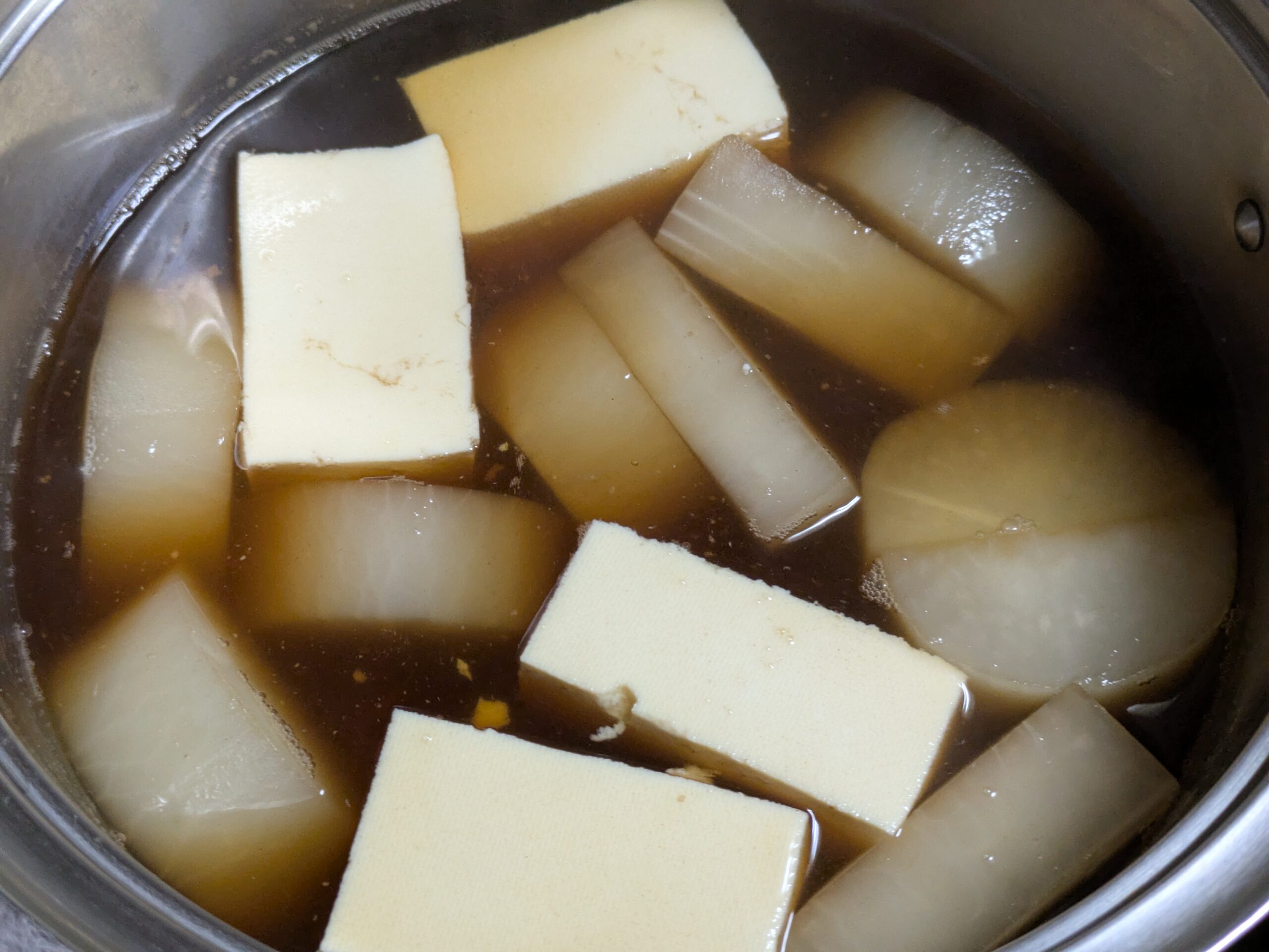 金沢大根の煮物に木綿豆腐を加えて煮込んでいる様子