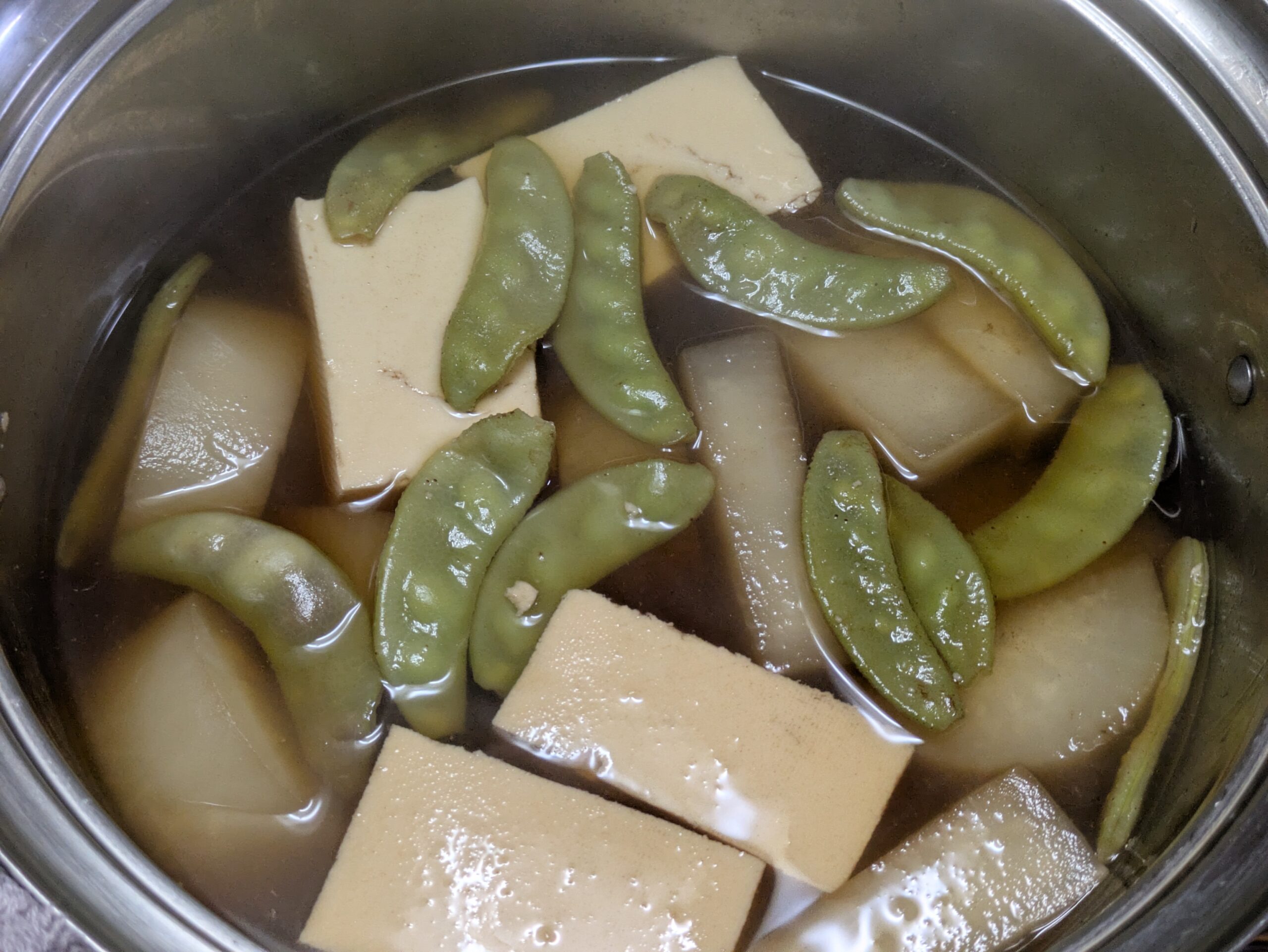 加賀つるまめと木綿豆腐と金沢大根が煮上がった鍋の様子