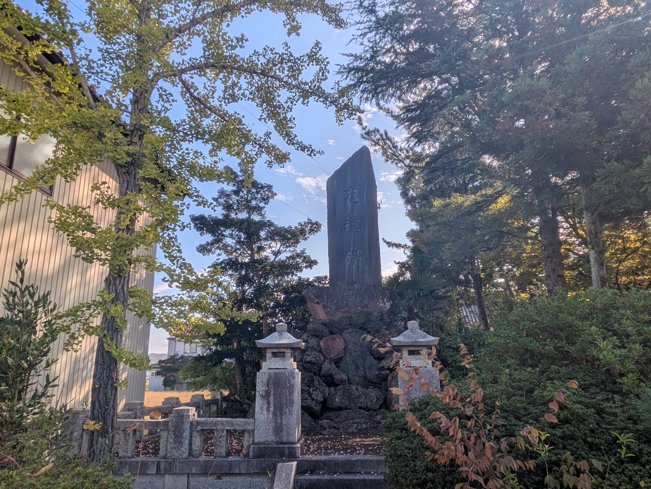 金沢市大場町の佐那武神社の境内脇に建つ忠魂碑と石灯籠