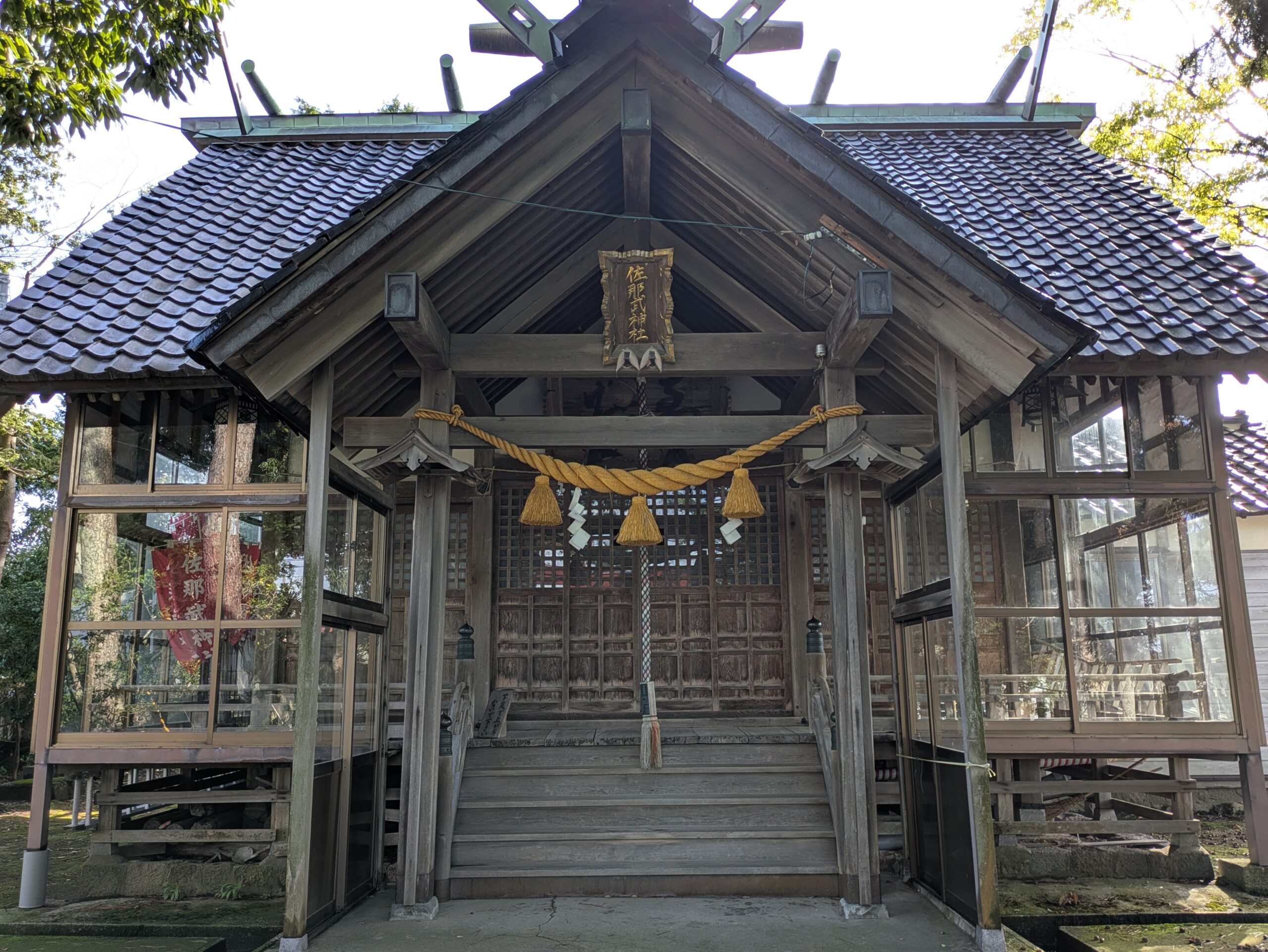 佐那武神社の木造拝殿と大きな屋根、正面に掛けられた注連縄