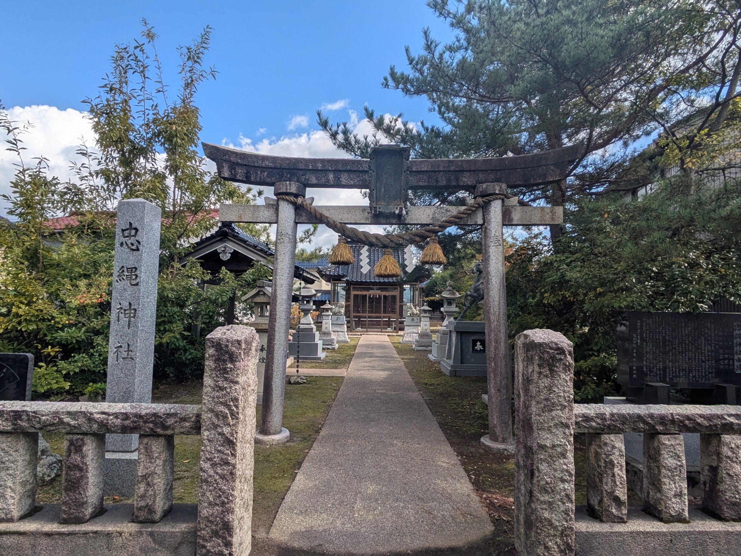 金沢市忠縄町の忠縄神社の正面入口と石造りの鳥居
