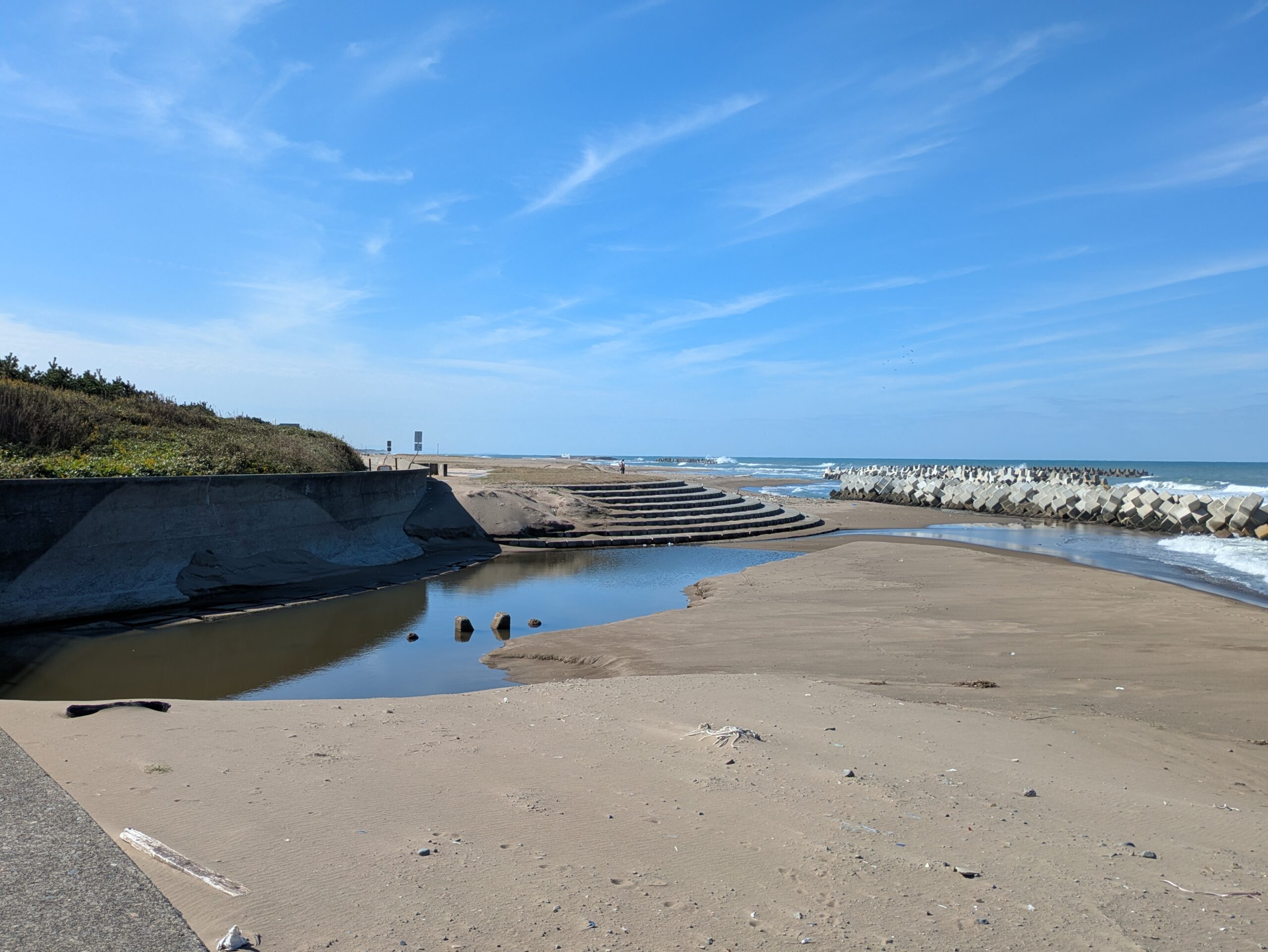 松任海浜公園付近の川が日本海へ流れ込む河口の風景