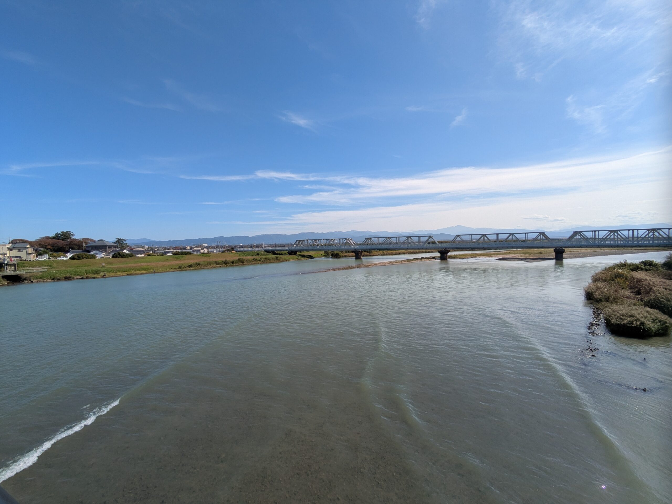 石川県白山市の手取川河口付近に広がる大きな川と橋。サケの遡上を探しながら犀川河口から巡った自然観察記録